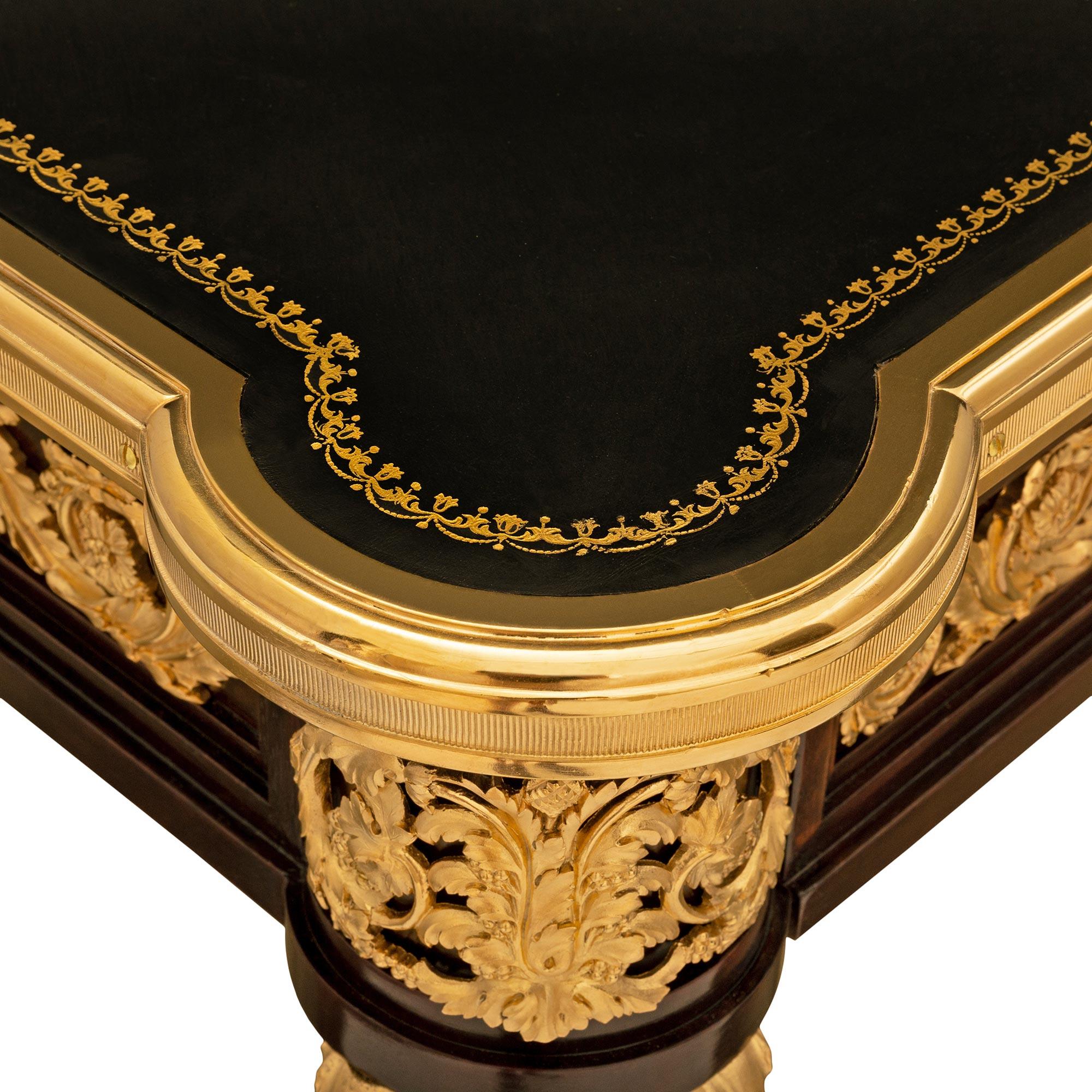Scrivania francese del XIX secolo in mogano Luigi XVI e ormolu in vendita 1
