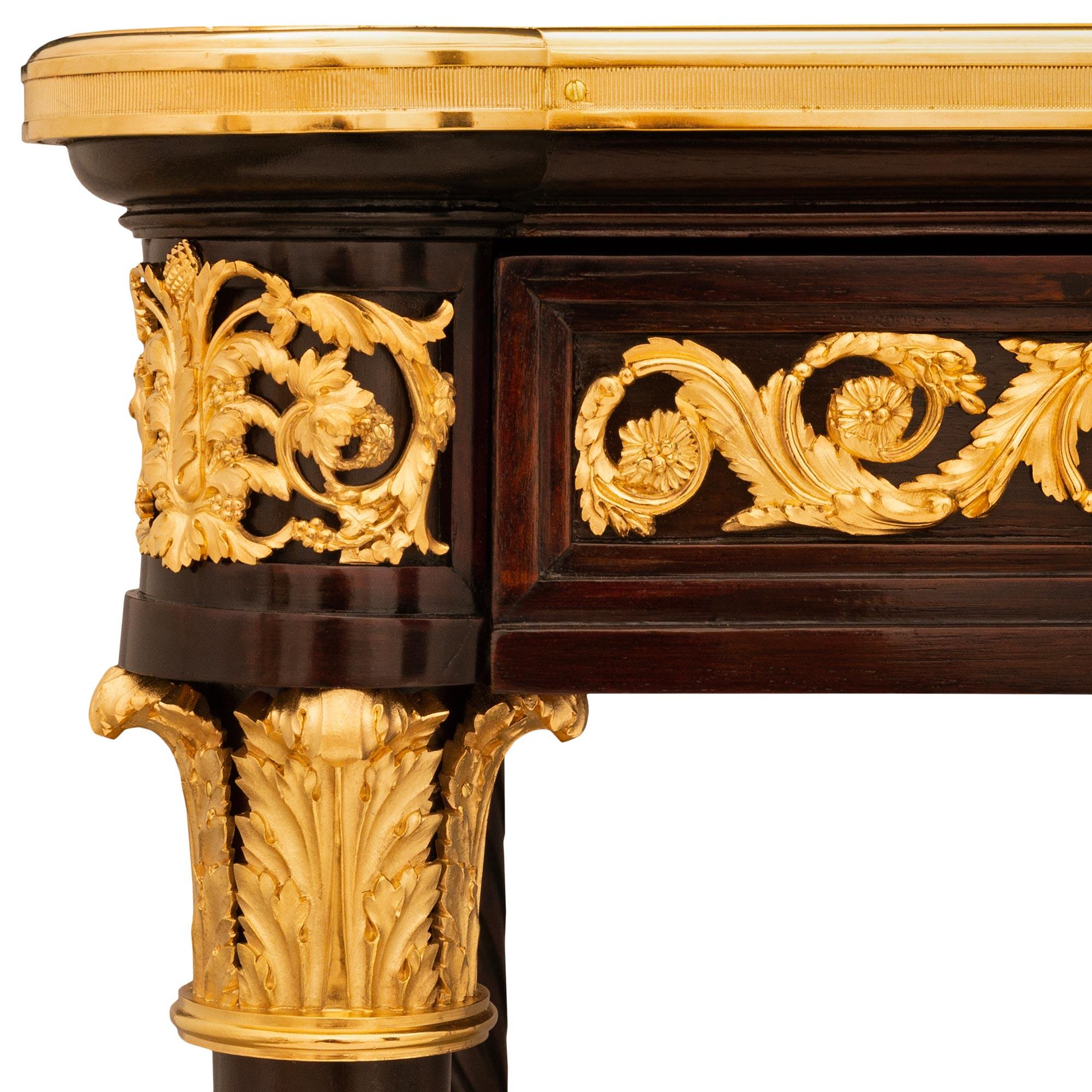 Scrivania francese del XIX secolo in mogano Luigi XVI e ormolu in vendita 2