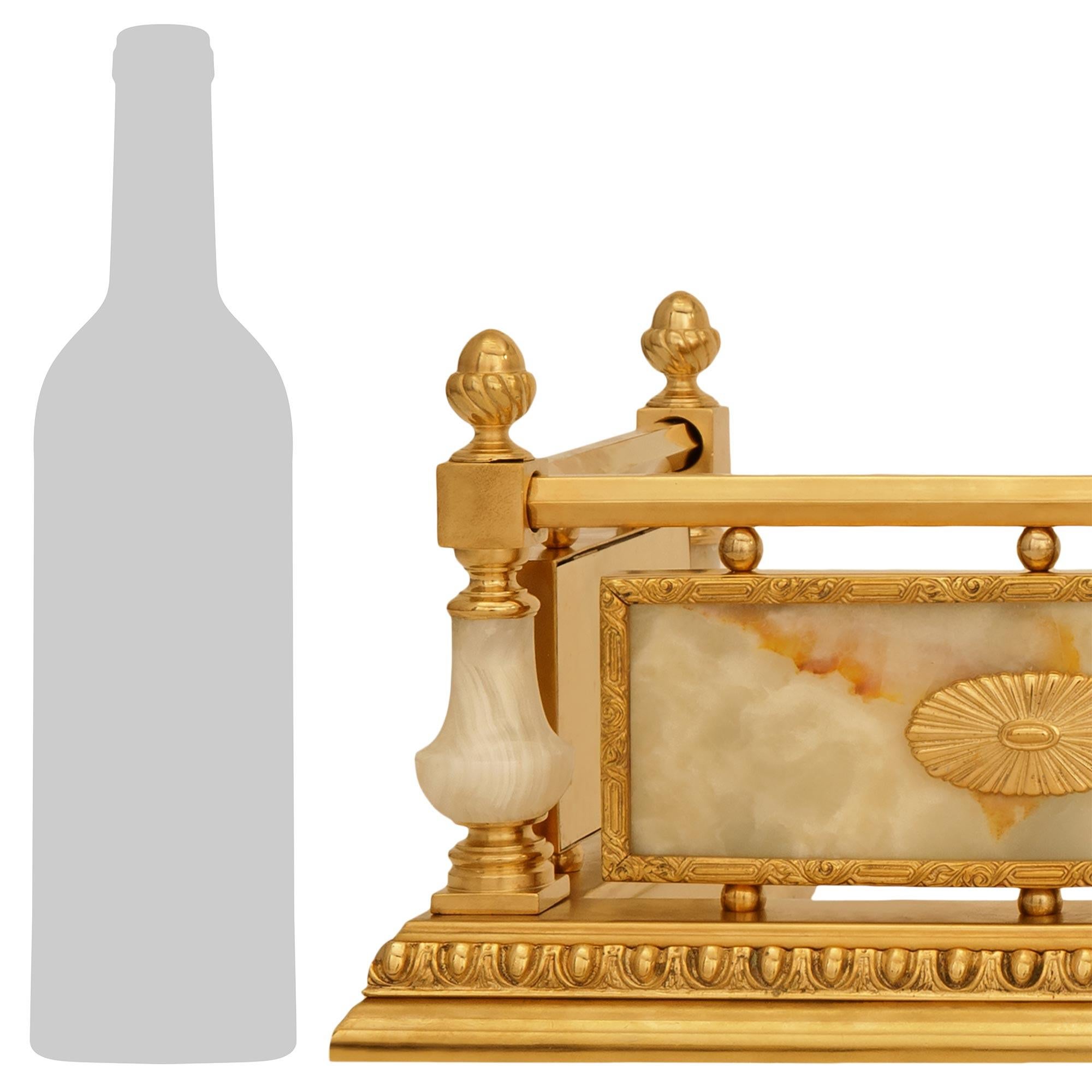 Un parafuoco francese del XIX secolo in onice e ormolu, maestoso e di alta qualità. Questo eccezionale parafuoco a forma di U è sollevato da una base in ormolu screziato sotto una fascia a forma di uovo e dardo. Sopra ci sono tre pannelli frontali