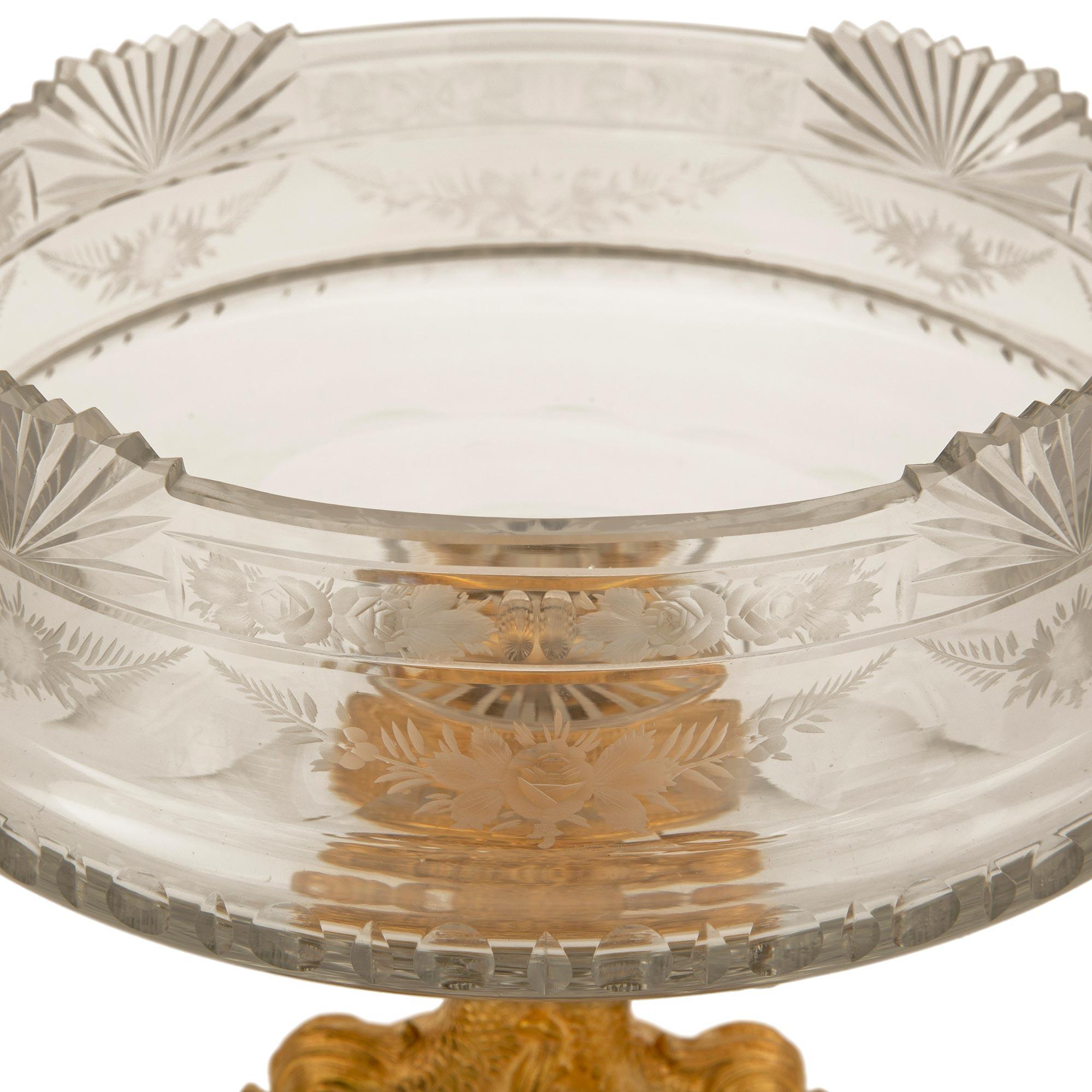 Franzsische Tafelaufsatz-Schale aus Goldbronze und Baccarat-Kristall im Louis-XVI-Stil des 19. Jahrhunderts im Angebot 1