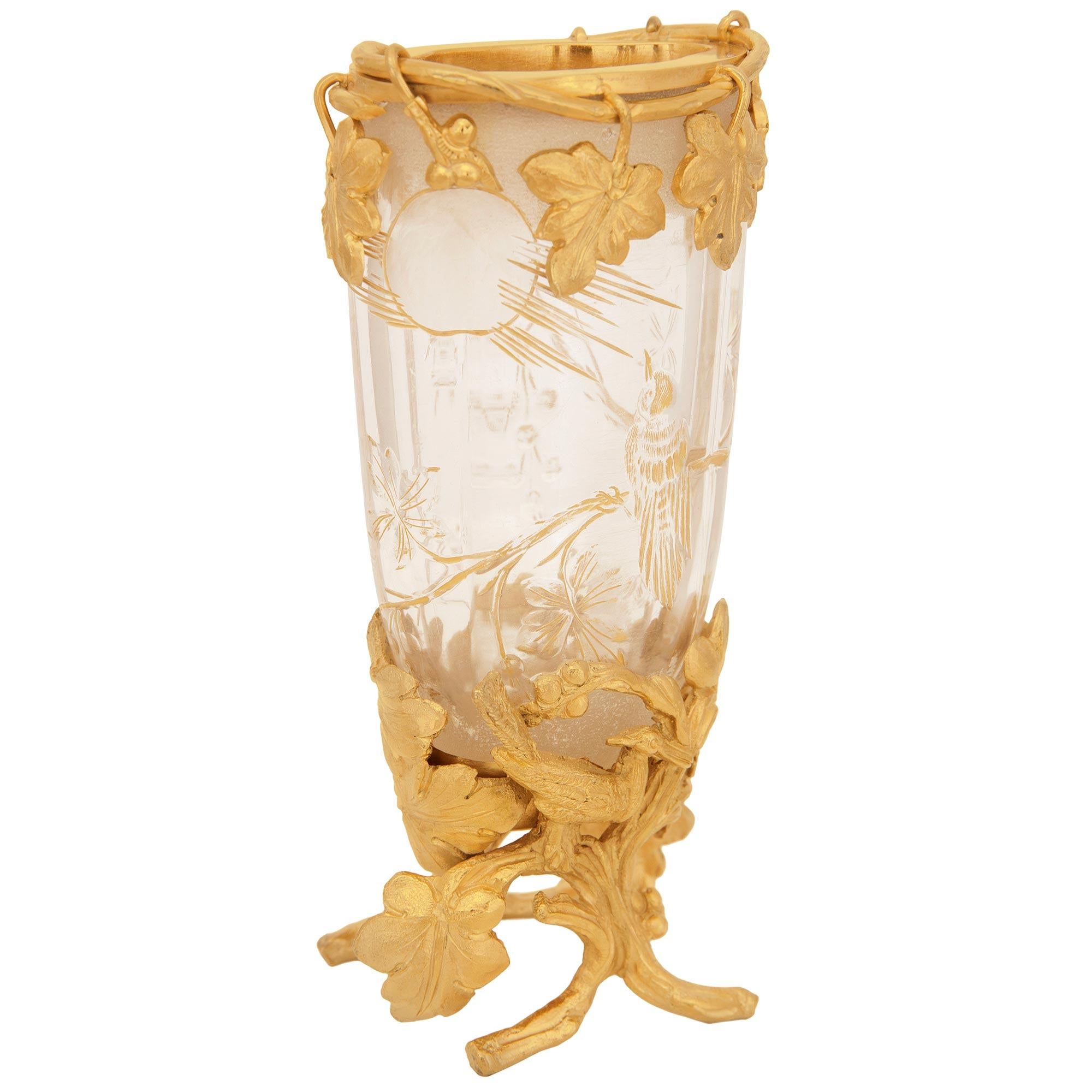 Francese Vaso in ormolu e cristallo di Baccarat del XIX secolo, in stile Luigi XVI in vendita