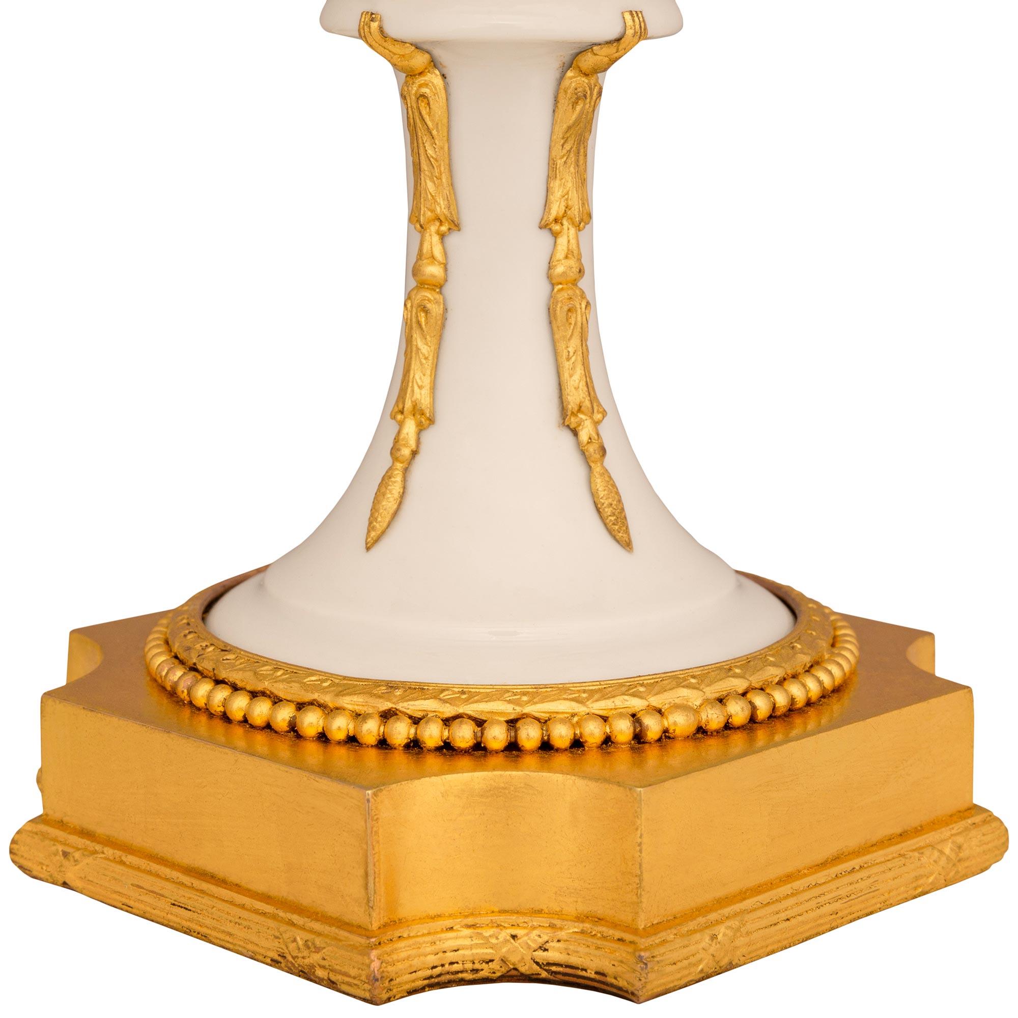 Lampada in porcellana di biscuit e ormolu del XIX secolo Luigi XVI in vendita 5