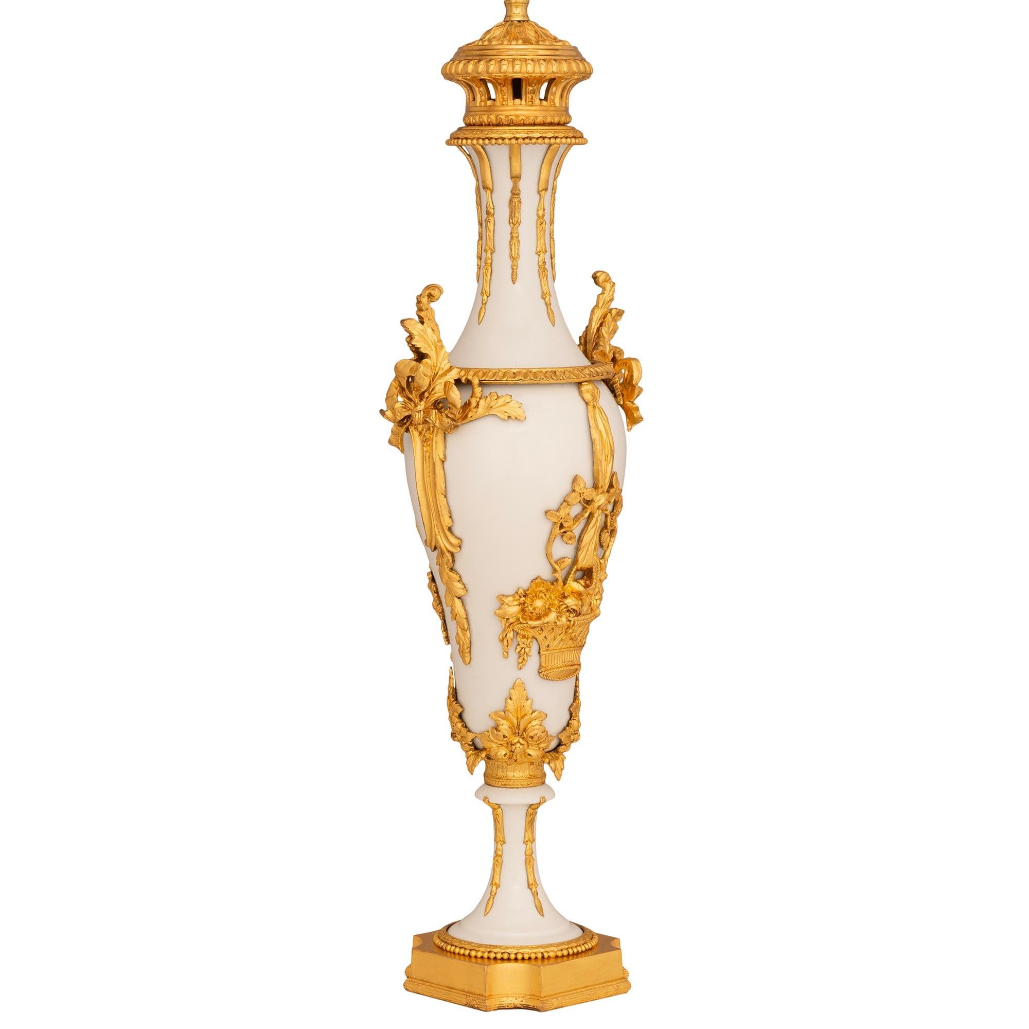 Francese Lampada in porcellana di biscuit e ormolu del XIX secolo Luigi XVI in vendita