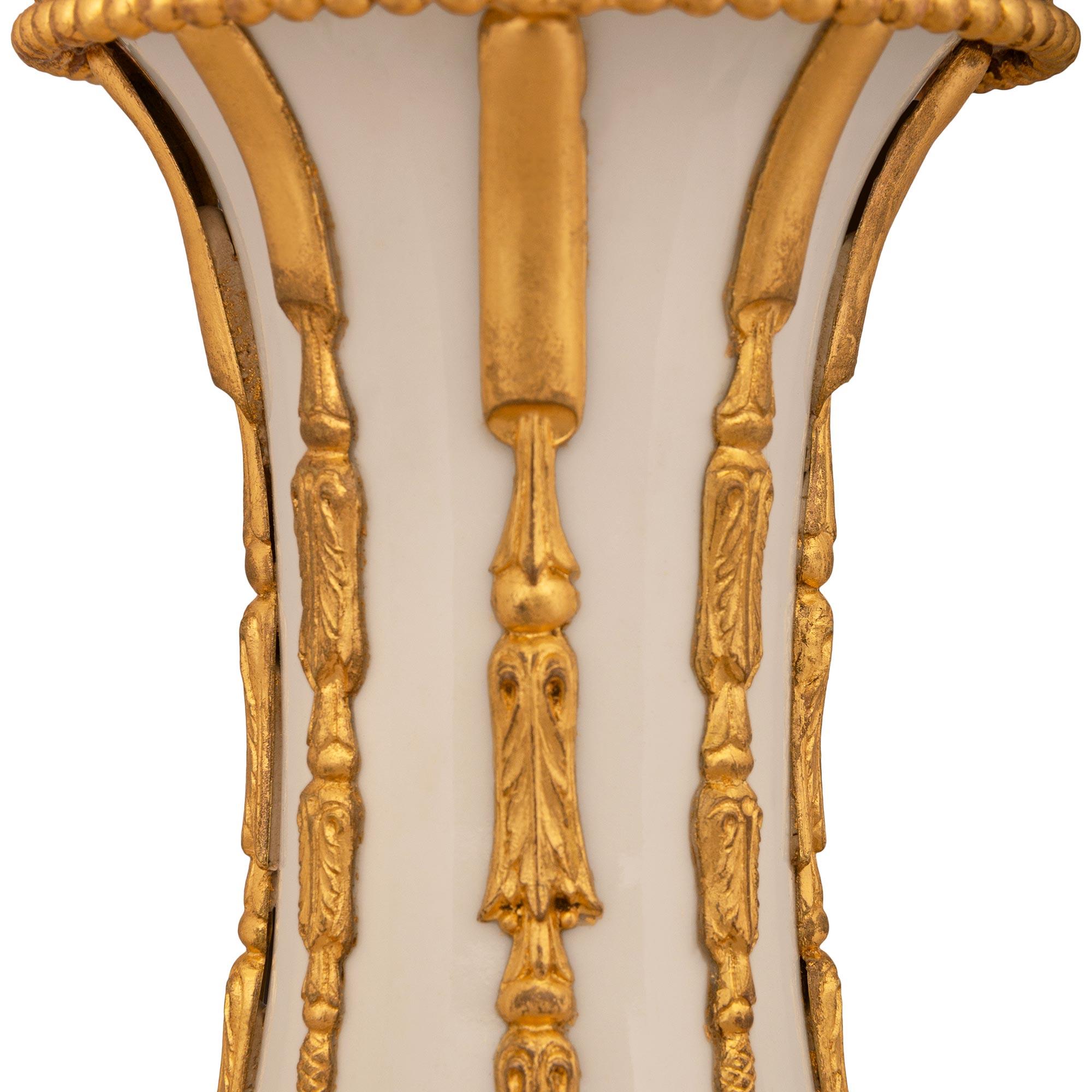 Lampada in porcellana di biscuit e ormolu del XIX secolo Luigi XVI in vendita 1