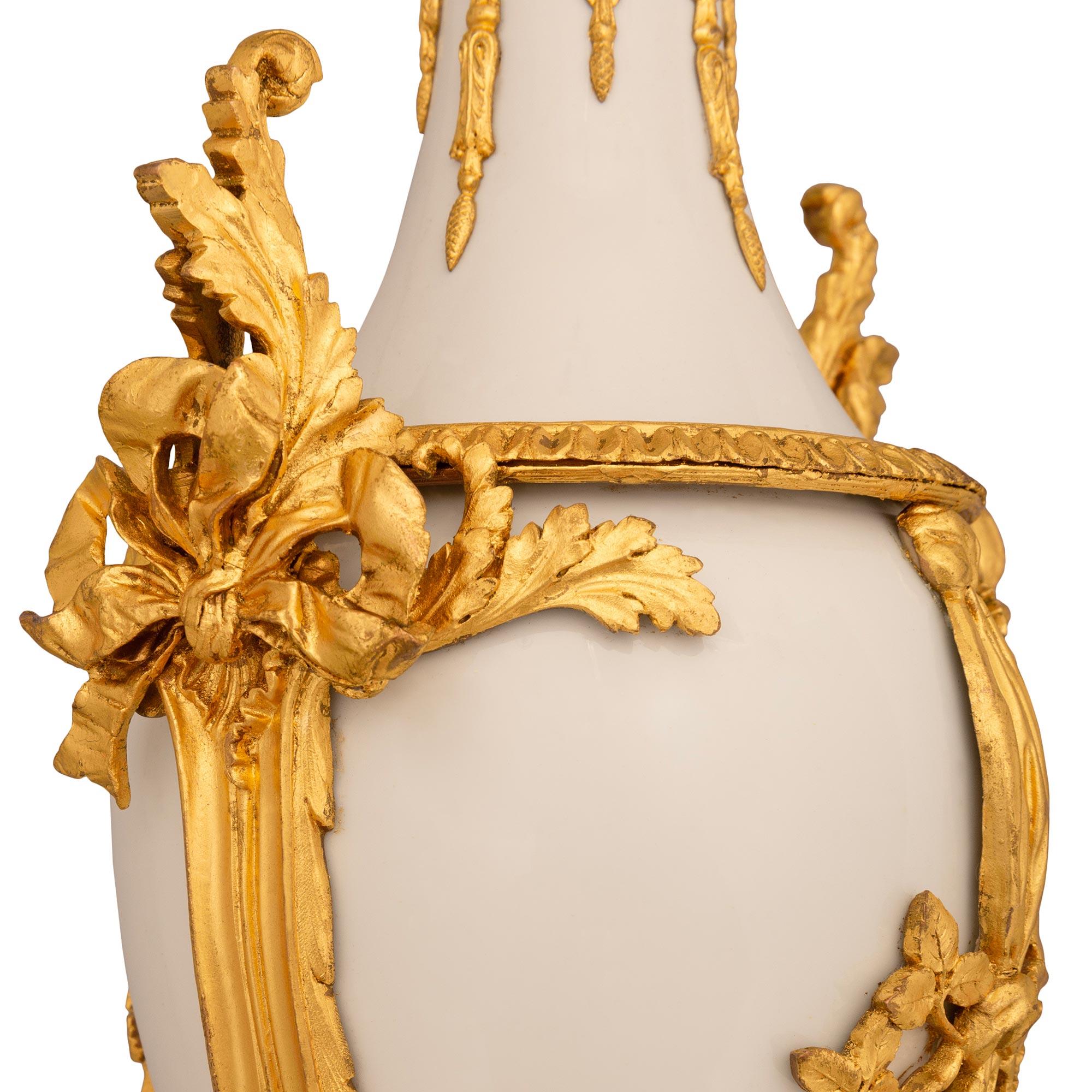 Lampada in porcellana di biscuit e ormolu del XIX secolo Luigi XVI in vendita 2