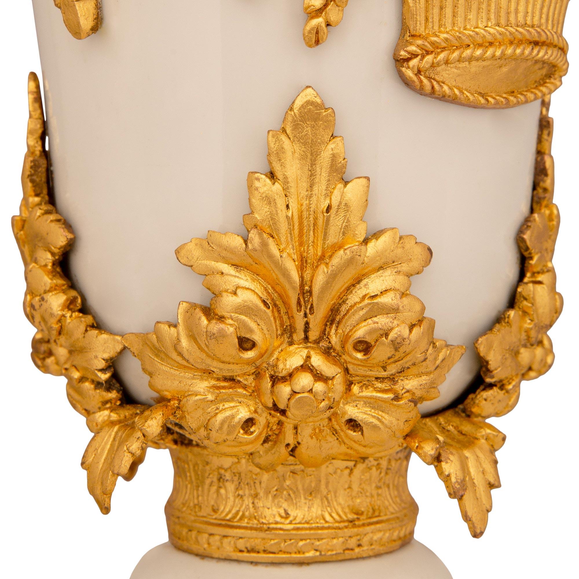 Lampada in porcellana di biscuit e ormolu del XIX secolo Luigi XVI in vendita 4