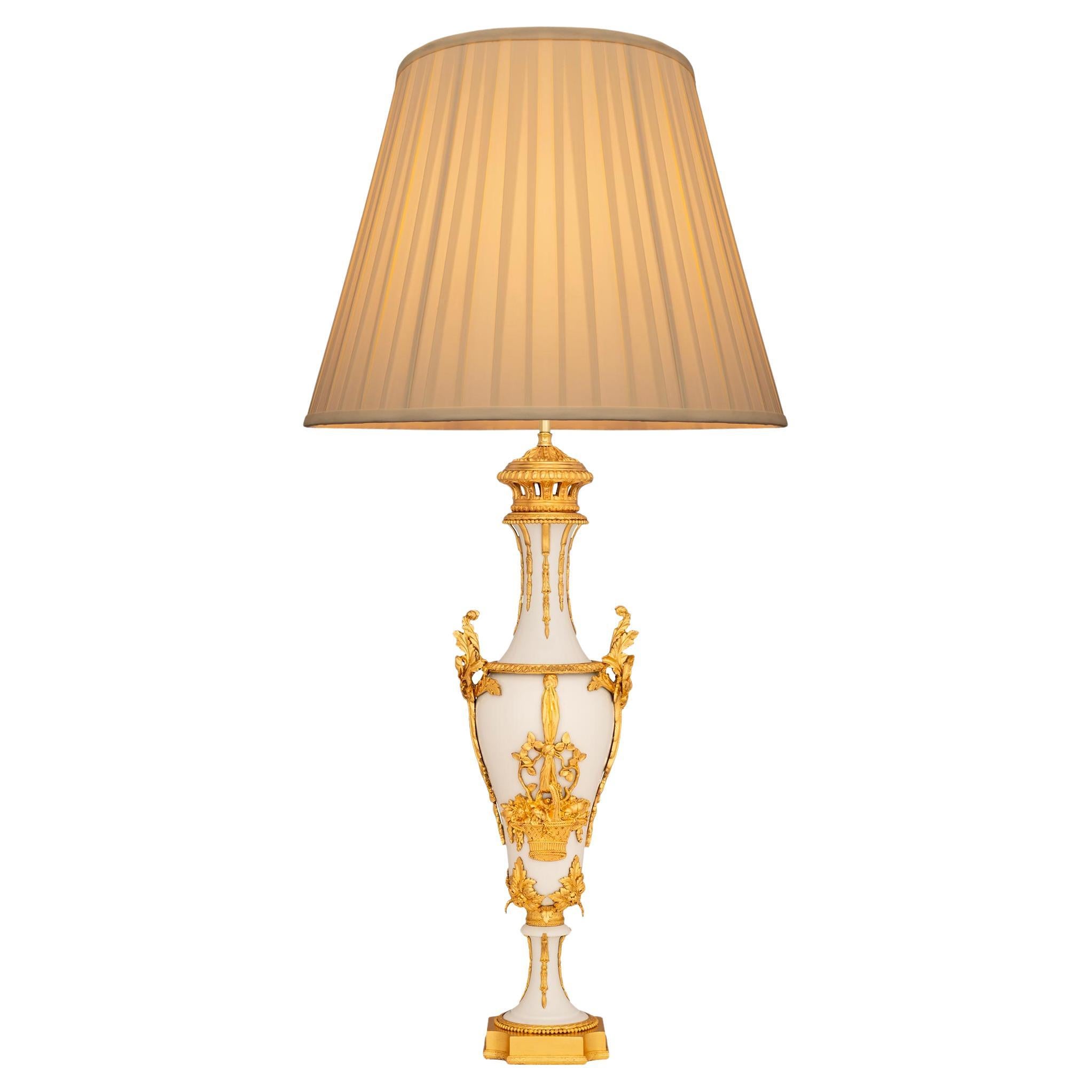 Französische Louis-XVI-Lampe aus Goldbronze- und Biskuitporzellan aus dem 19. Jahrhundert