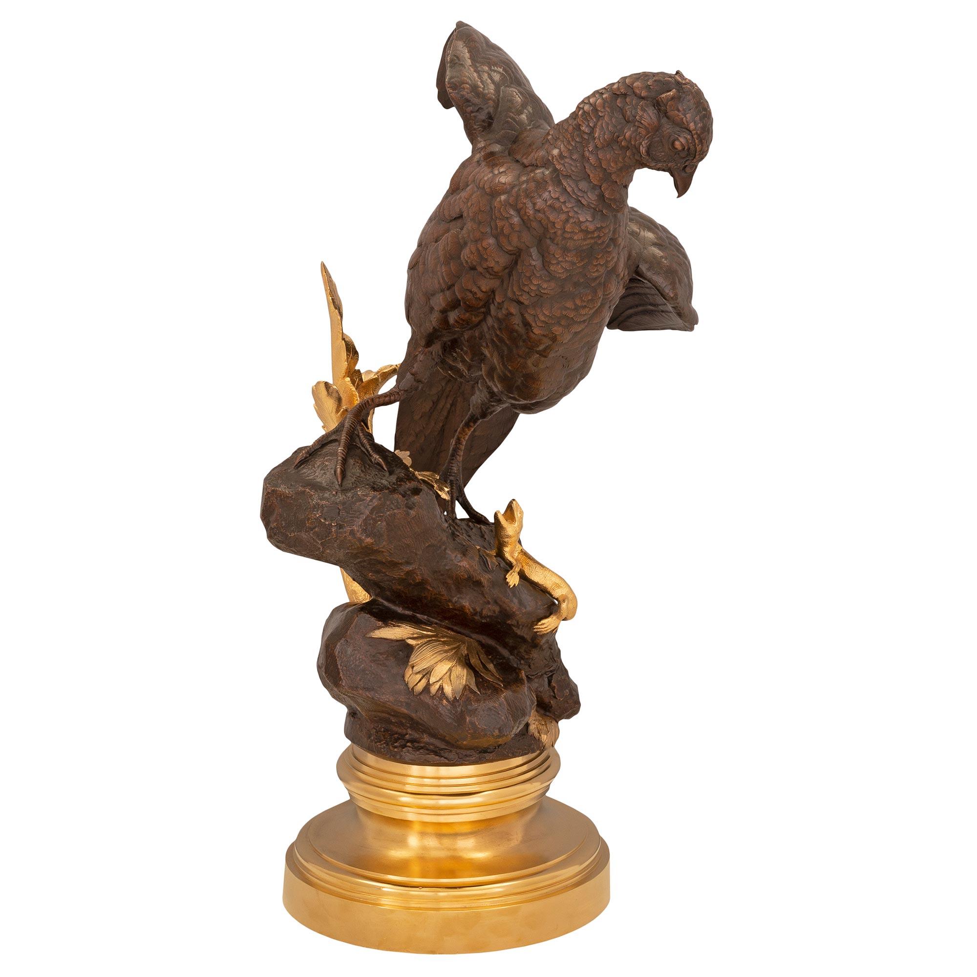 Patiné Statue d'un faisan du 19ème siècle de style Louis XVI en bronze et ormolu en vente