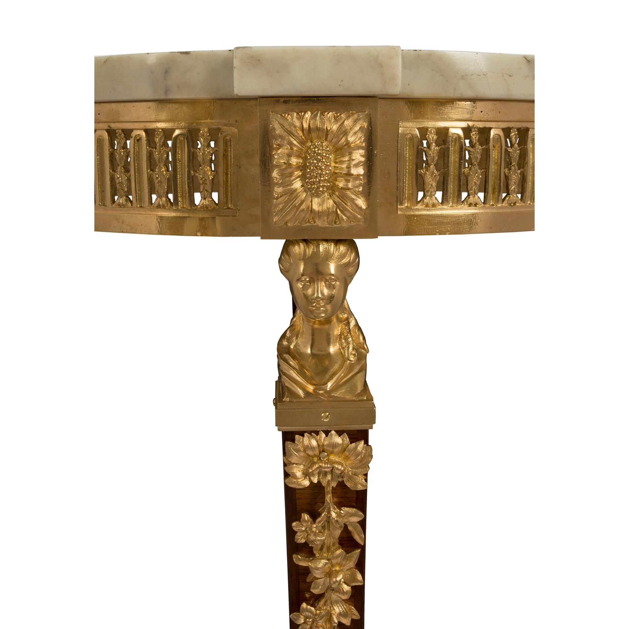 Beistelltisch aus Goldbronze und Tulpenholz im Louis-XVI-Stil des 19. Jahrhunderts (Französisch)