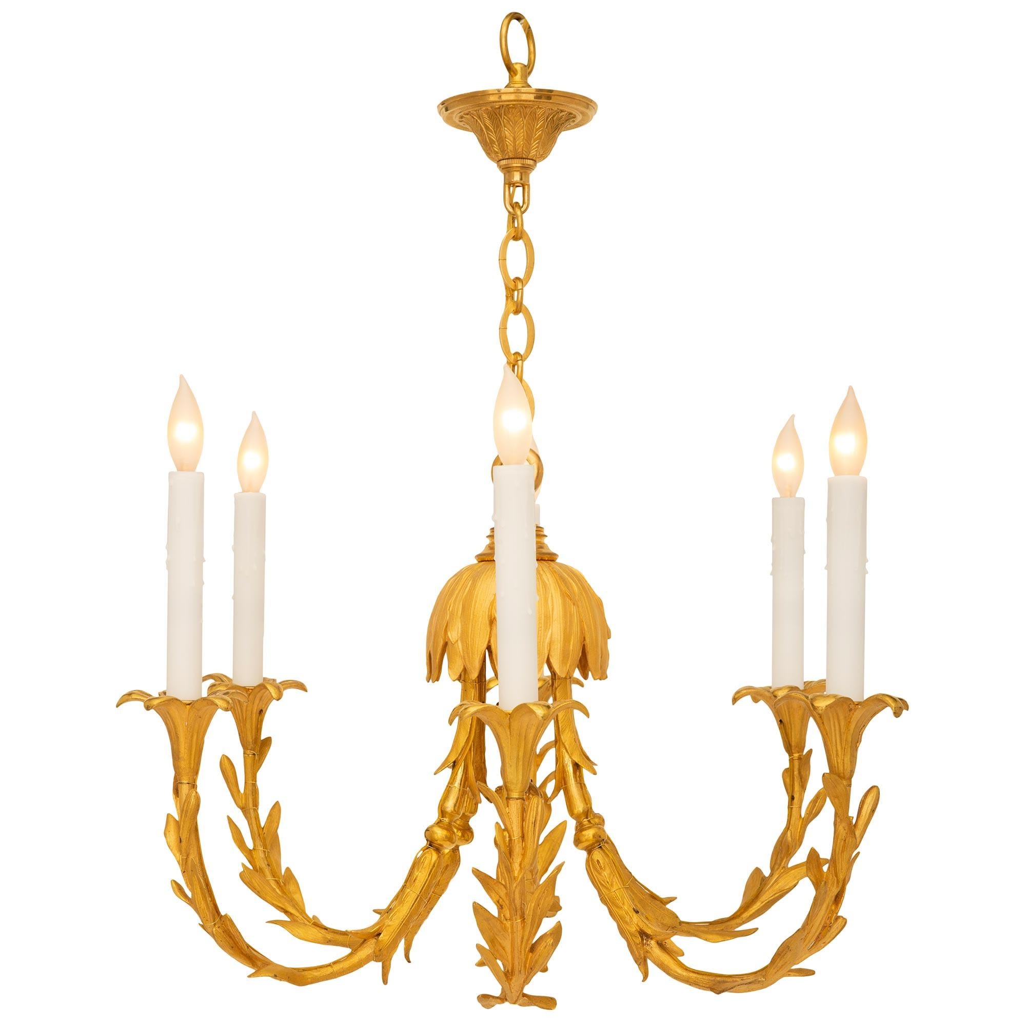 Magnifique et unique lustre en bronze doré de style Louis XVI du XIXe siècle. Le lustre à six bras présente des bras très décoratifs, élégamment courbés, avec des motifs exceptionnels ressemblant à des branches, avec des feuilles finement détaillées