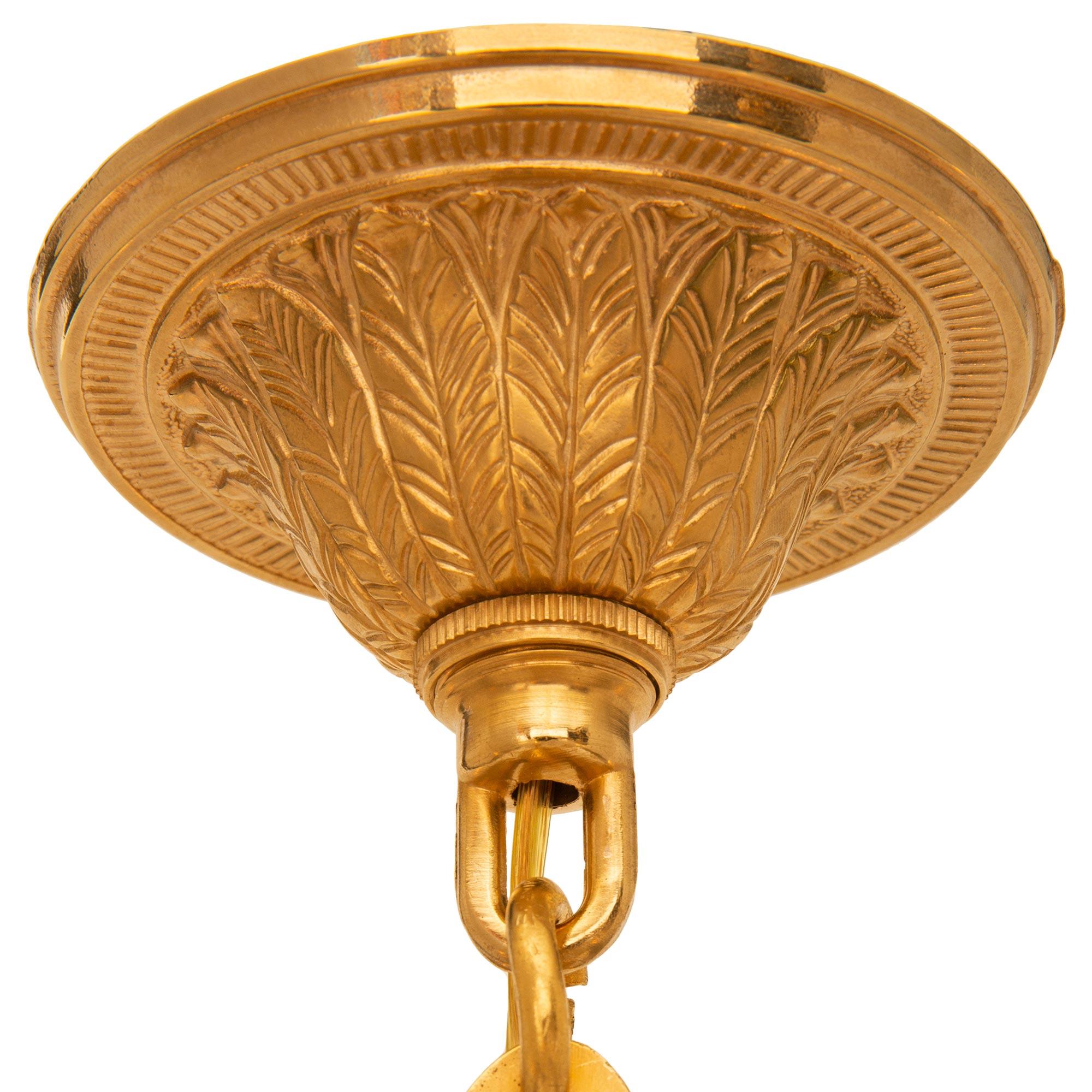 Francese Lampadario francese del XIX secolo in stile Luigi XVI in Ormolu in vendita