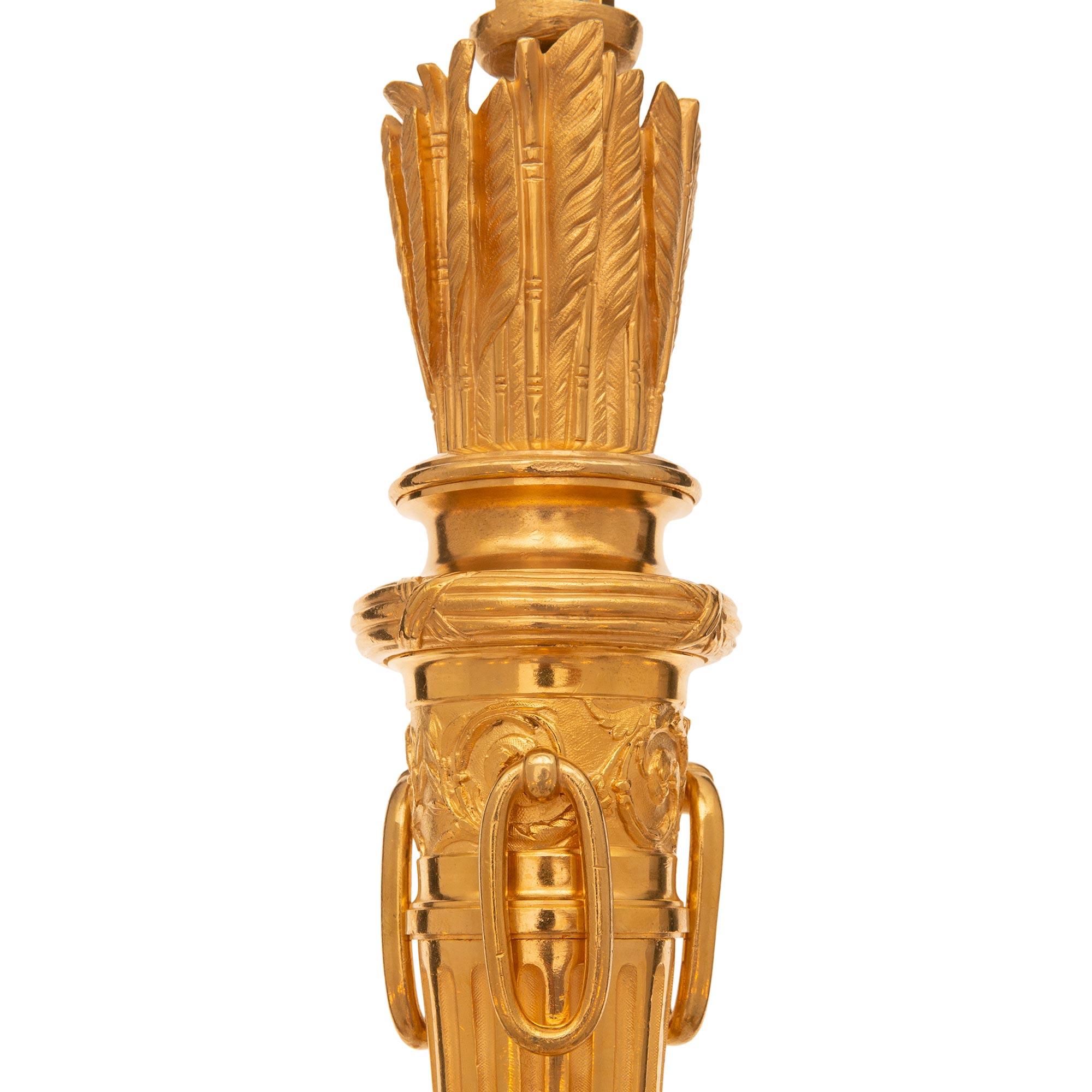 Français Lustre en bronze doré de style Louis XVI du XIXe siècle en vente