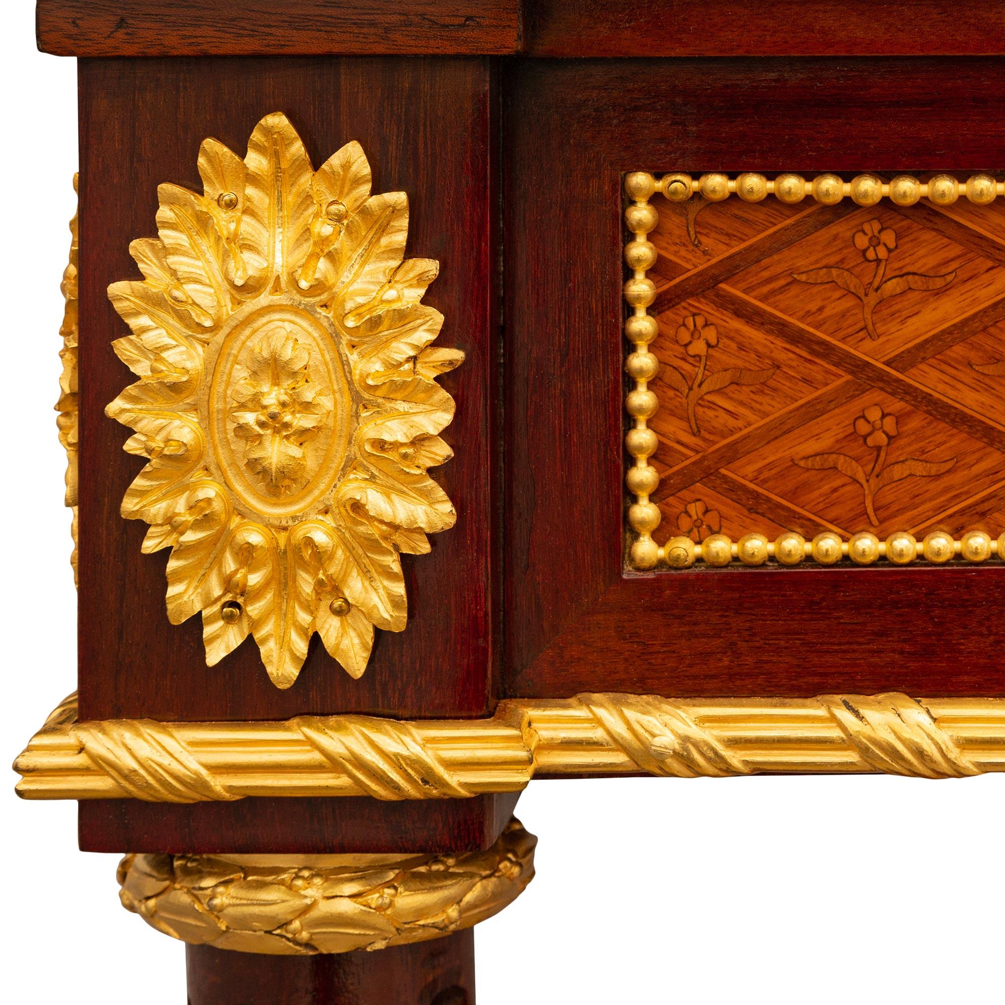 Consola de mármol de caoba tulipwood ormolu estilo Luis XVI del siglo XIX francés en venta 1