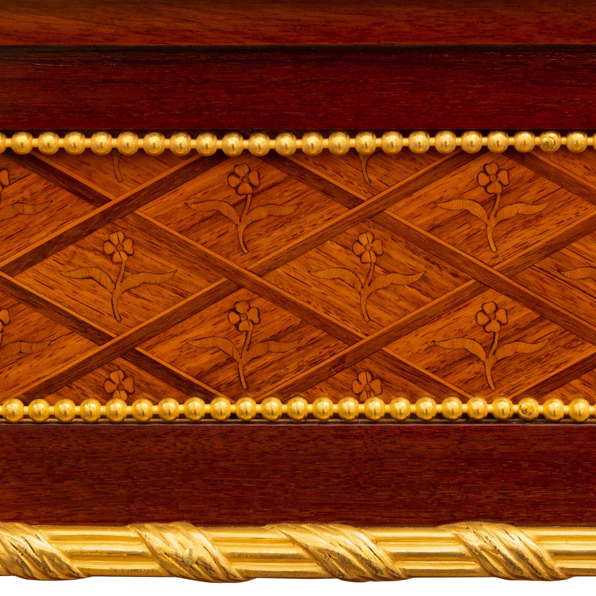 Consola de mármol de caoba tulipwood ormolu estilo Luis XVI del siglo XIX francés en venta 2