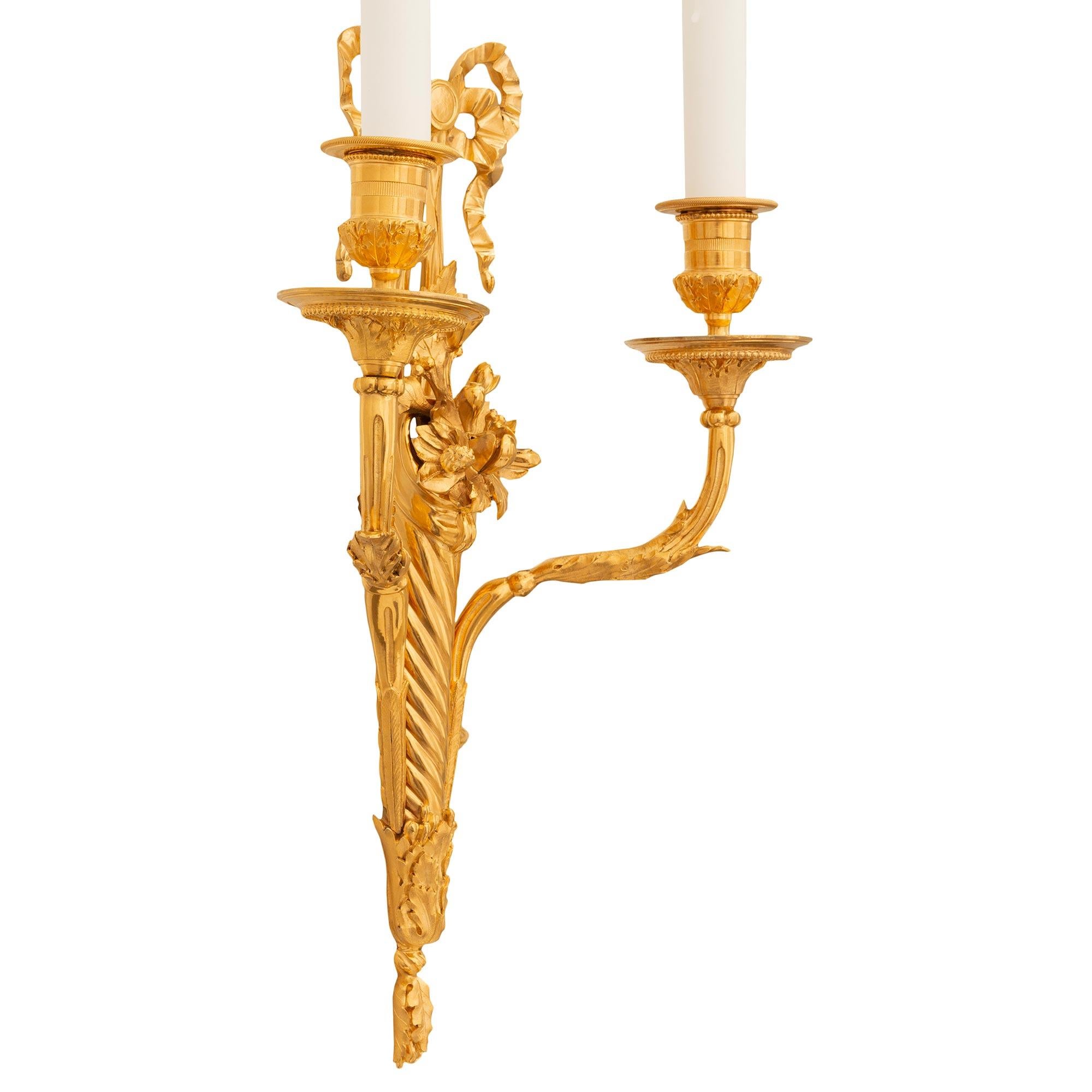 Francese A  Applique francesi del XIX secolo in stile Luigi XVI in ormolu in vendita
