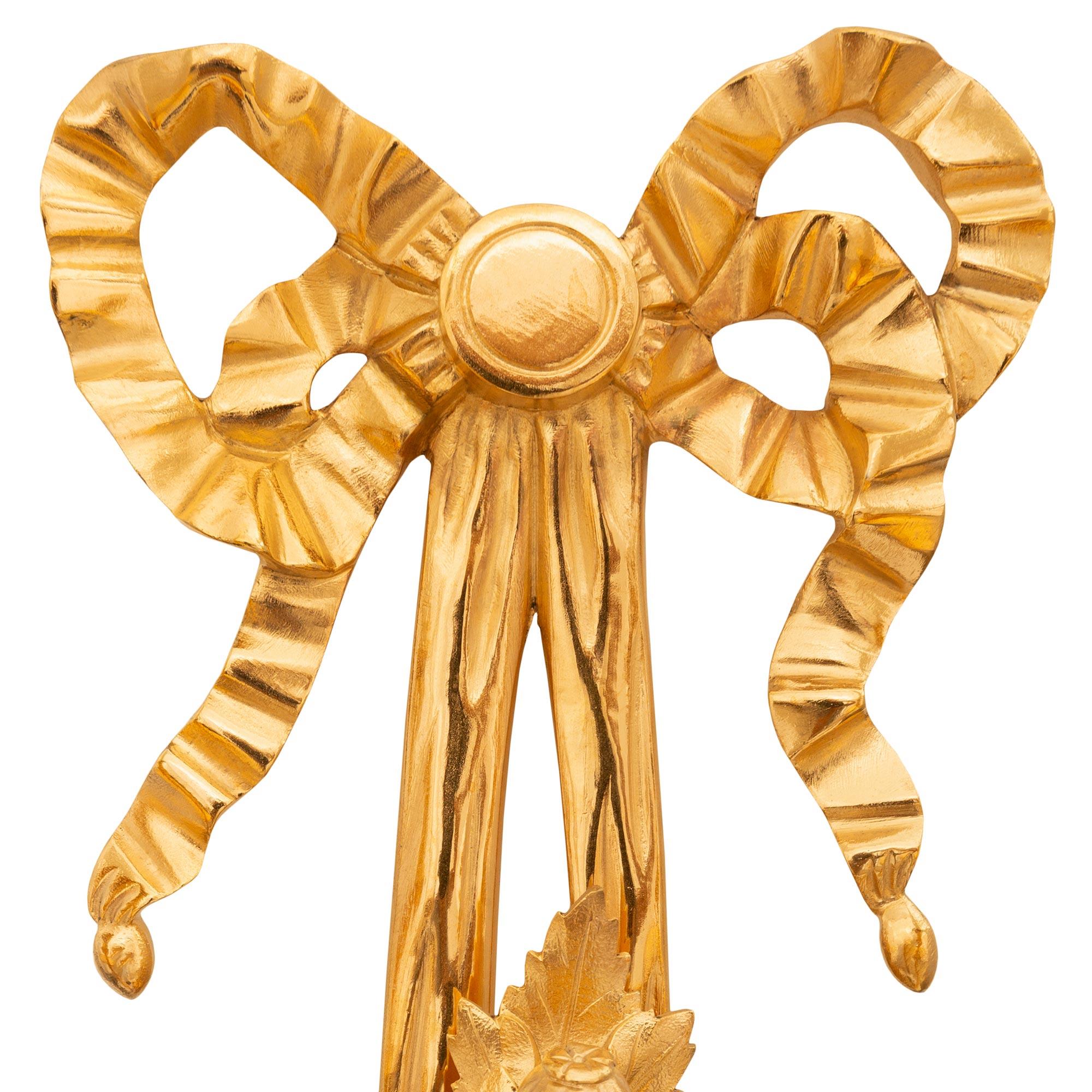 Similoro A  Applique francesi del XIX secolo in stile Luigi XVI in ormolu in vendita