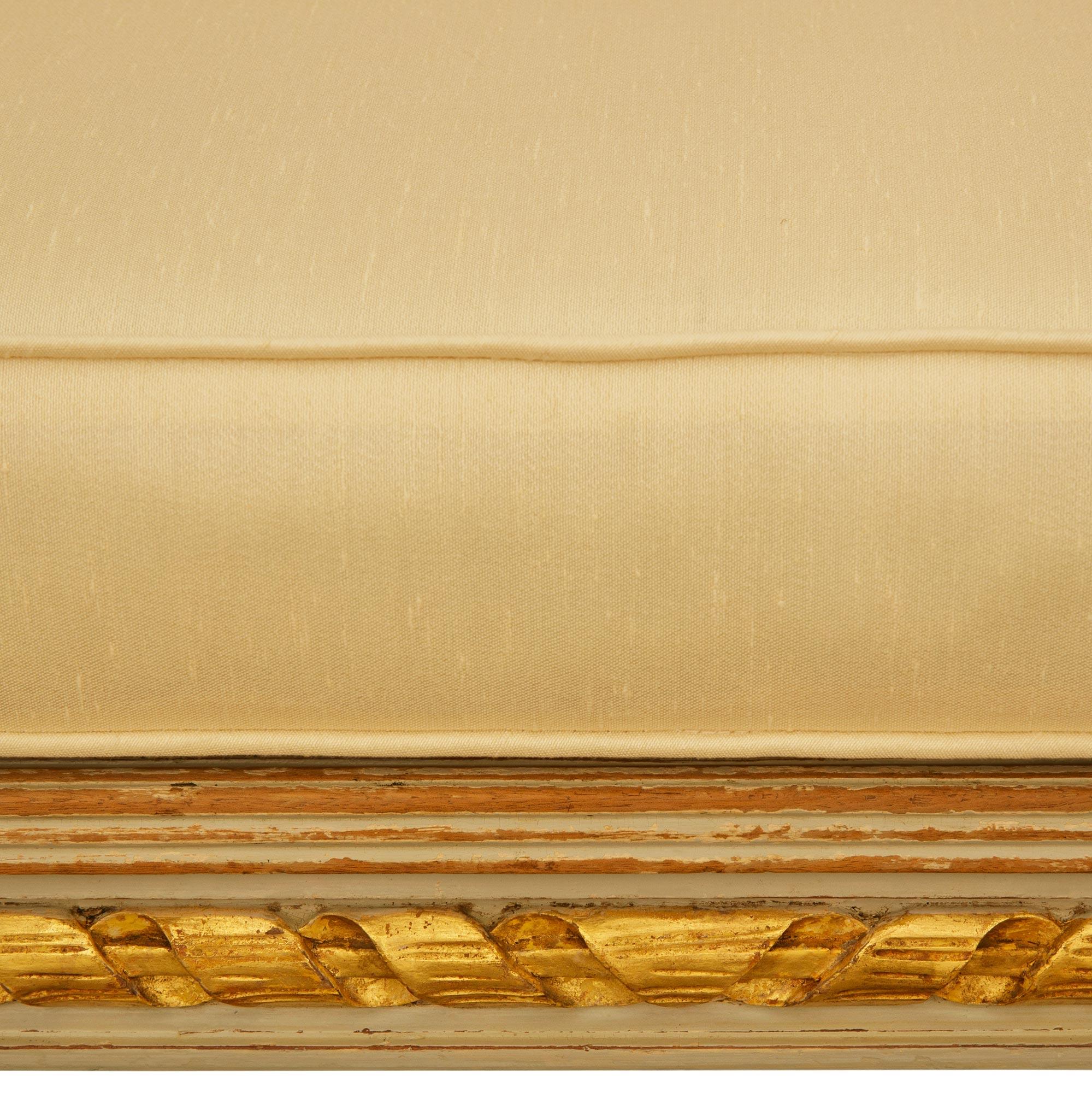Banc français du 19ème siècle, de style Louis XVI, patiné et en bois doré. en vente 3
