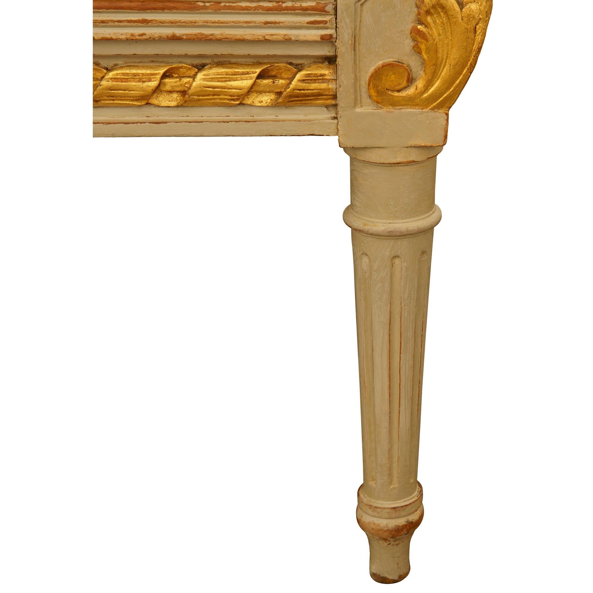 Banc français du 19ème siècle, de style Louis XVI, patiné et en bois doré. en vente 4