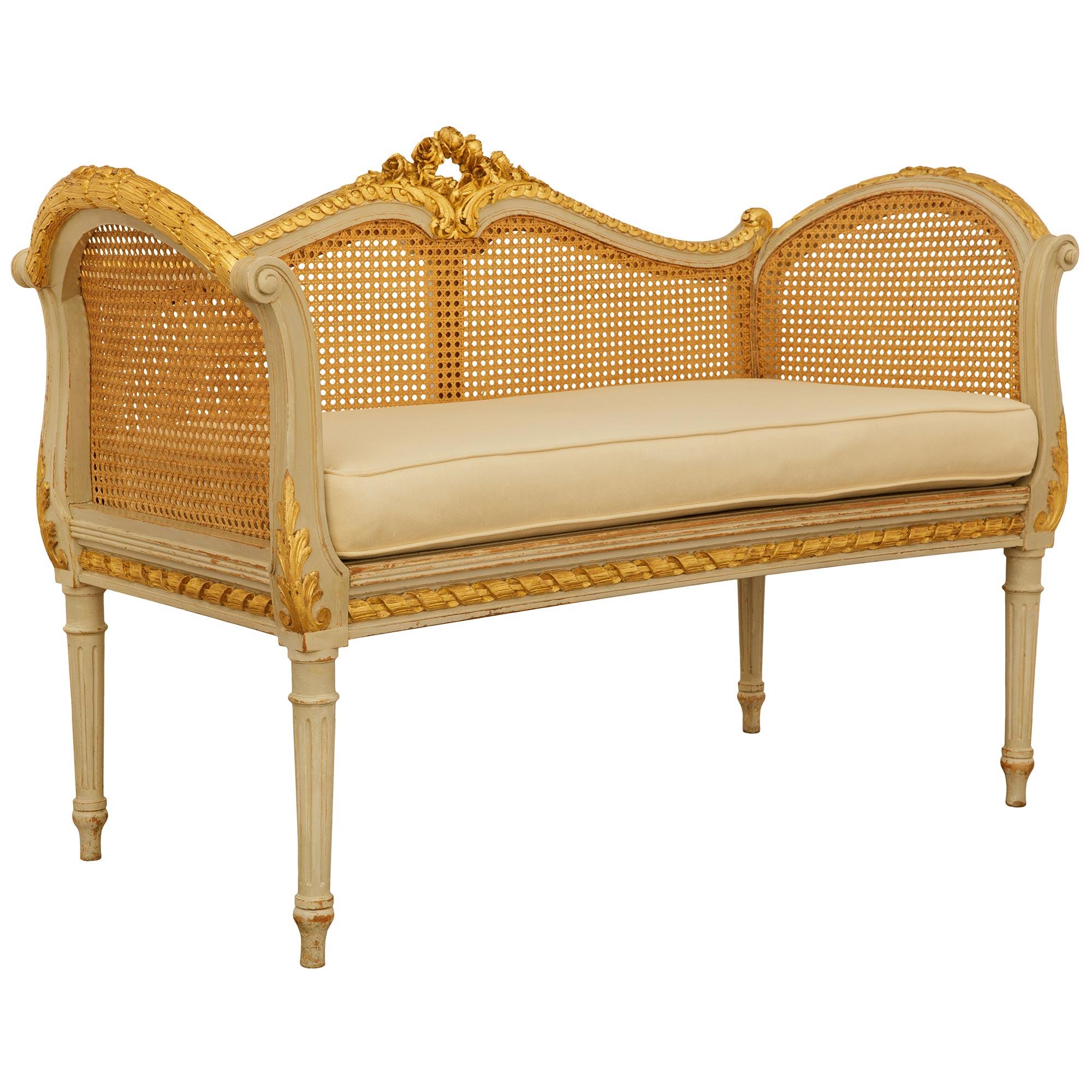 Français Banc français du 19ème siècle, de style Louis XVI, patiné et en bois doré. en vente