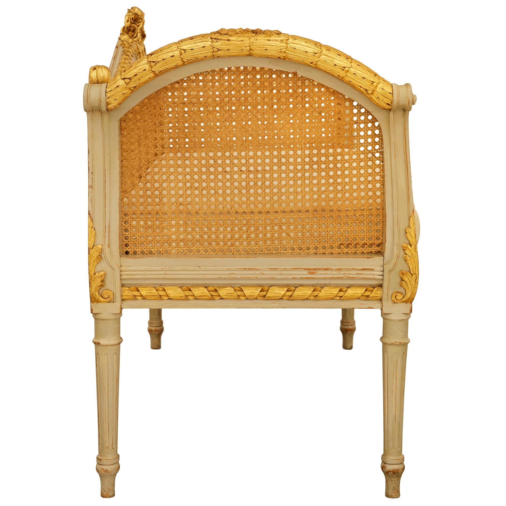 Patiné Banc français du 19ème siècle, de style Louis XVI, patiné et en bois doré. en vente