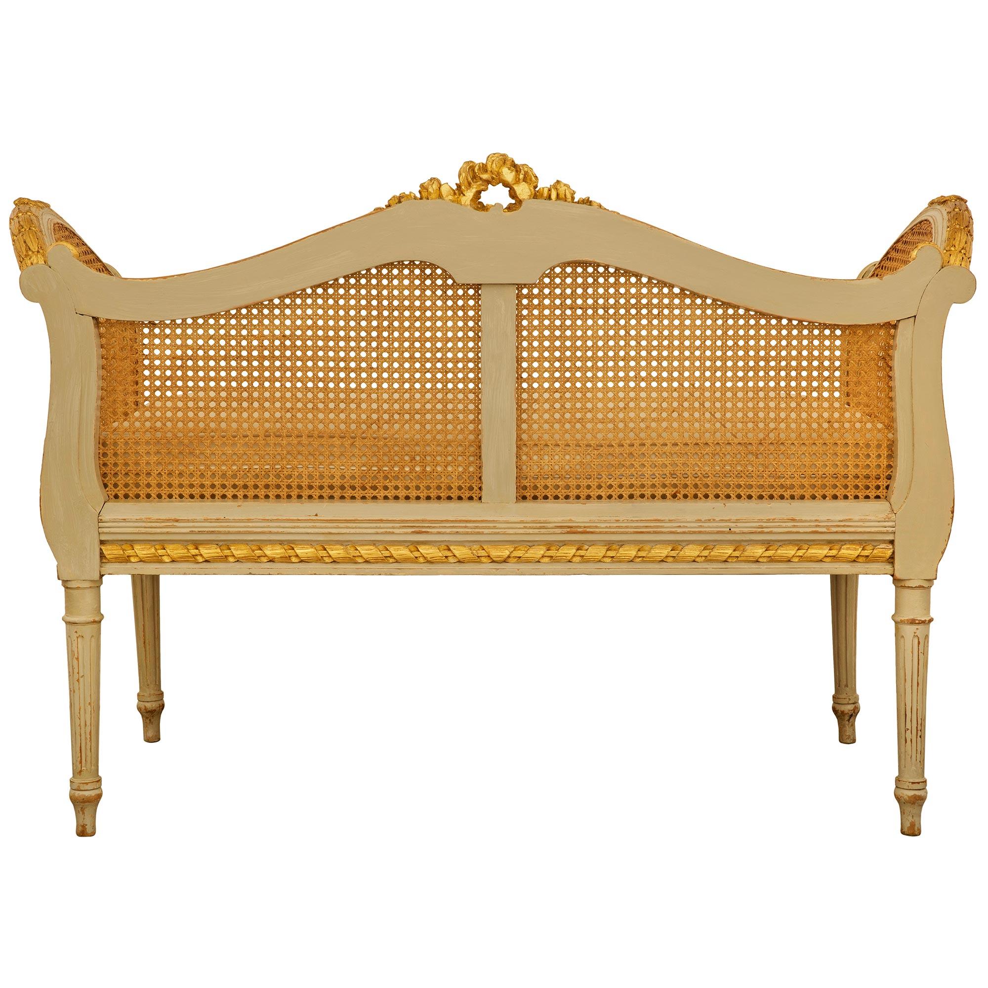 Banc français du 19ème siècle, de style Louis XVI, patiné et en bois doré. Bon état - En vente à West Palm Beach, FL