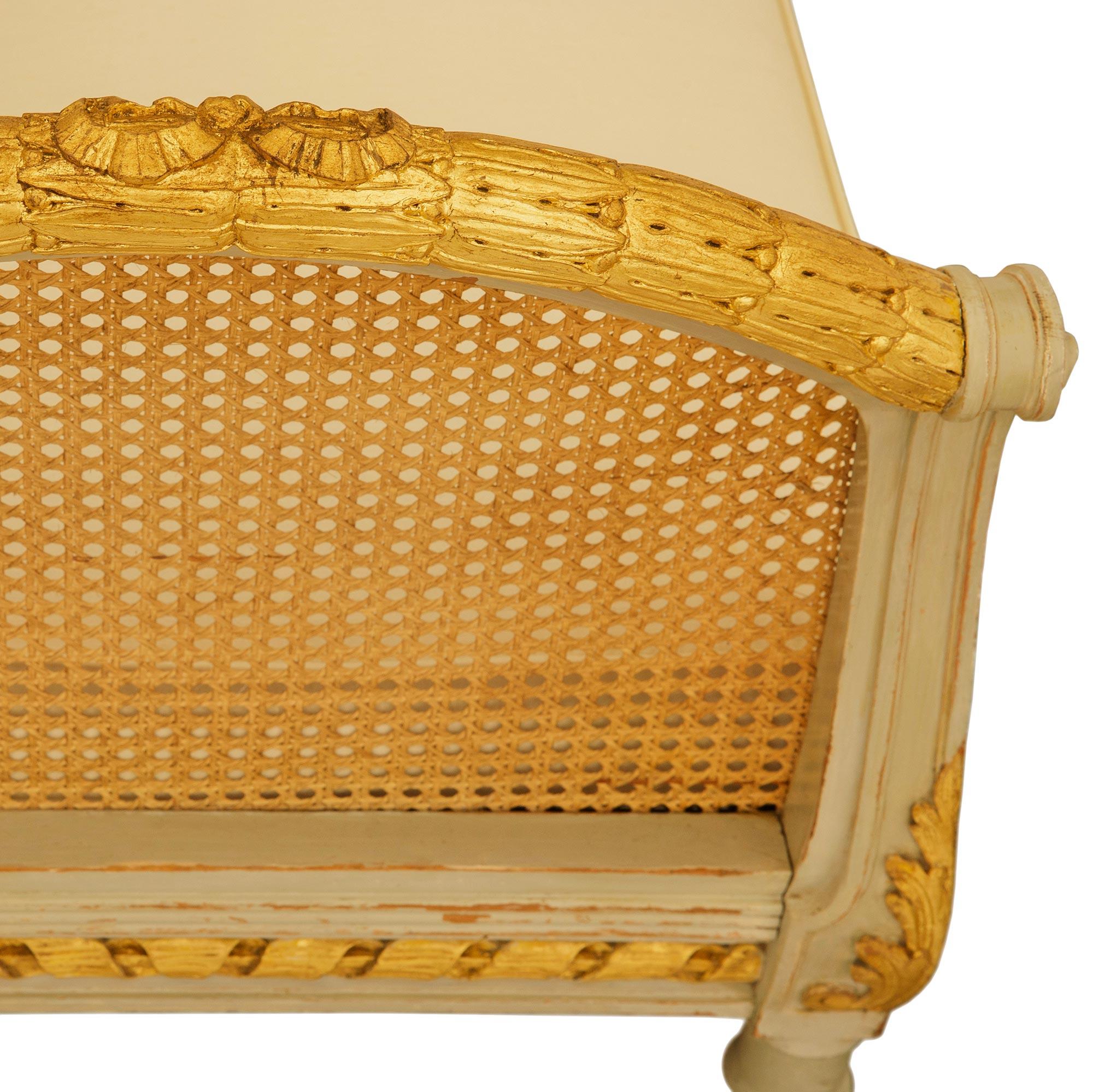 XIXe siècle Banc français du 19ème siècle, de style Louis XVI, patiné et en bois doré. en vente
