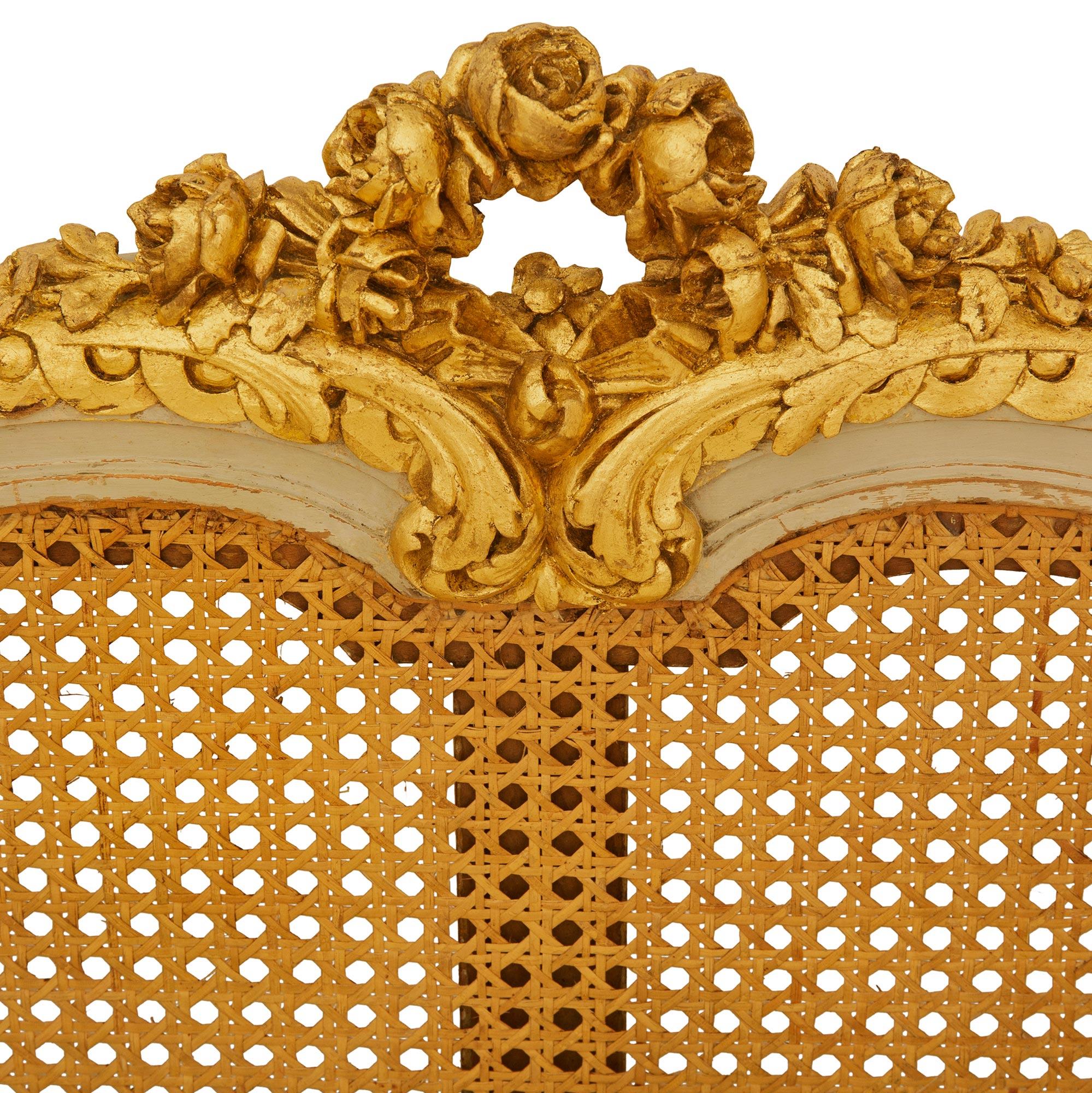 Bois doré Banc français du 19ème siècle, de style Louis XVI, patiné et en bois doré. en vente