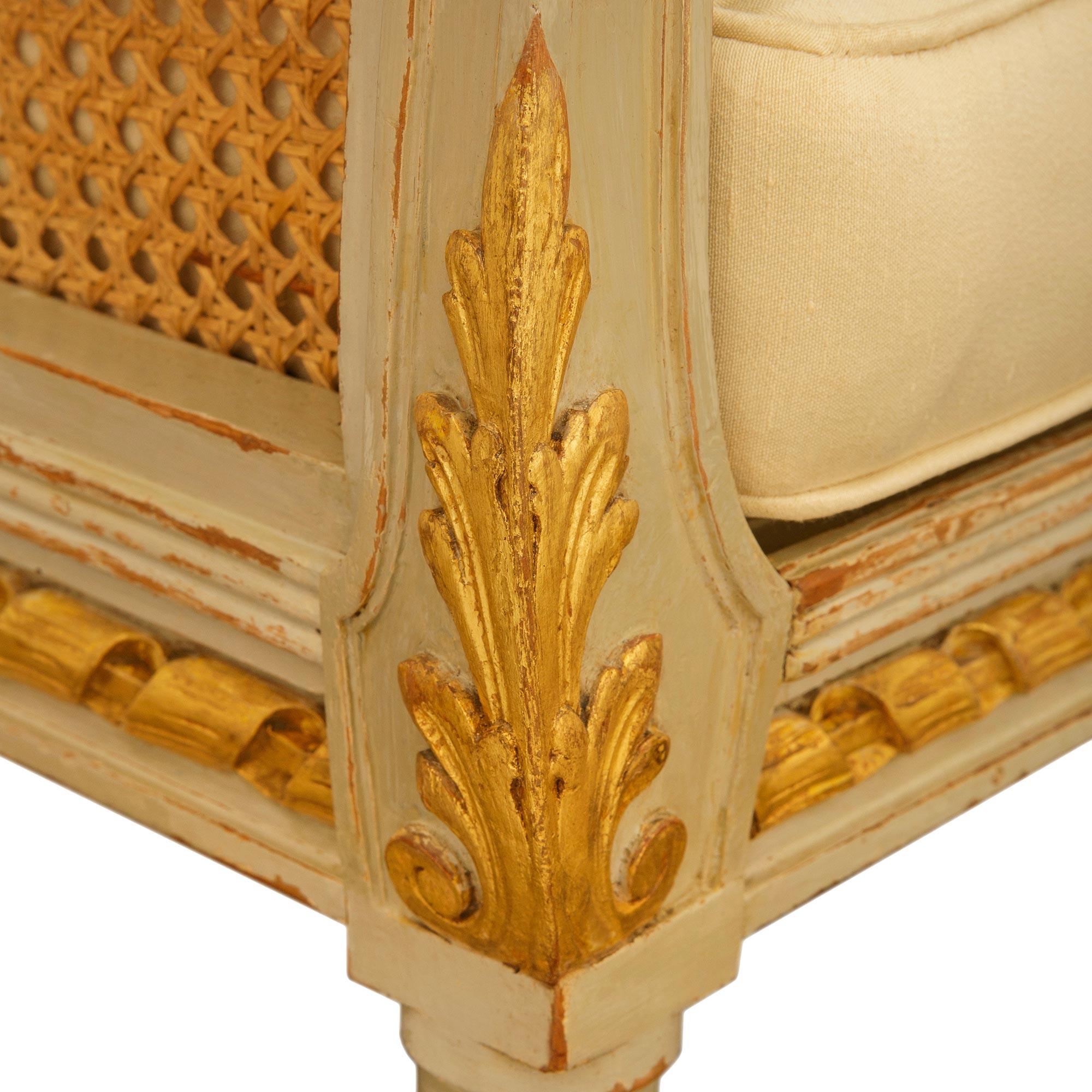 Banc français du 19ème siècle, de style Louis XVI, patiné et en bois doré. en vente 2