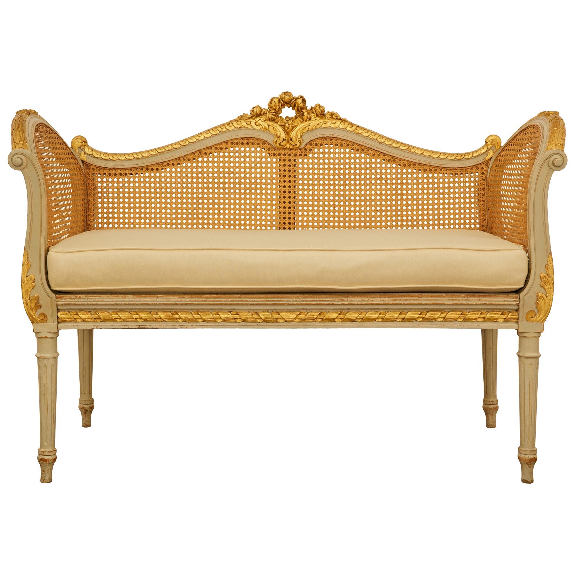 Banc français du 19ème siècle, de style Louis XVI, patiné et en bois doré. en vente