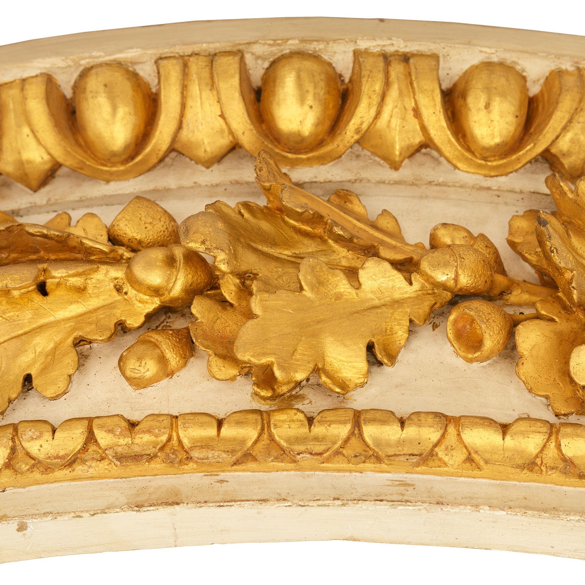 Un elegante baldacchino francese del XIX secolo in legno patinato e legno dorato. Questo splendido baldacchino presenta un corpo bianco sporco patinato con intagli fogliacei in Giltwood. Una delicata fascia di Rais de Coeur avvolge la parte