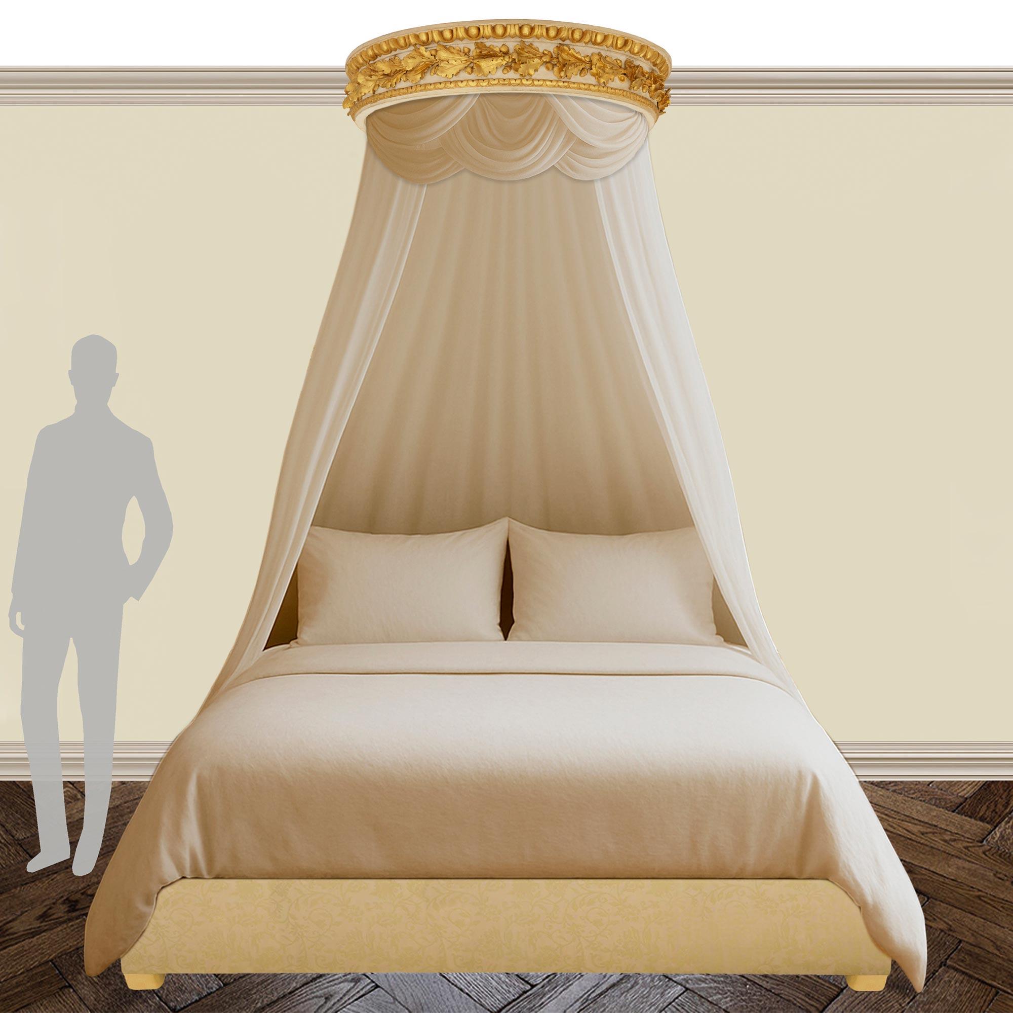 Legno Un baldacchino da letto francese del XIX secolo in legno e legno dorato patinato di stile Luigi XVI in vendita