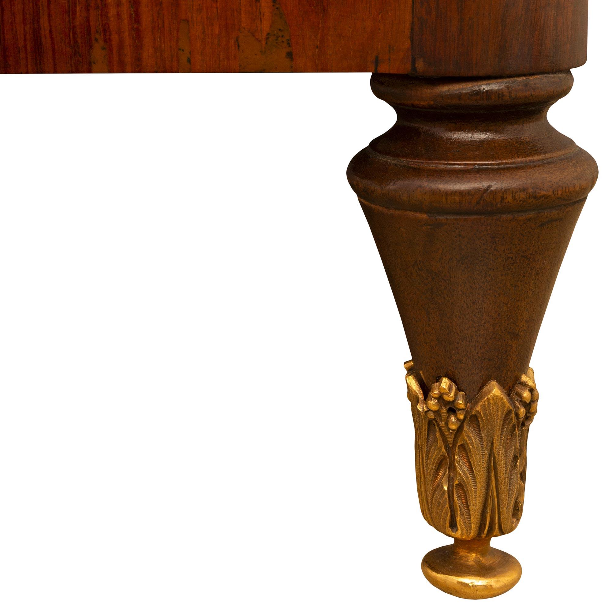 Cabinet français du XIXe siècle de style Louis XVI en bois de tulipier, bois de roi et marbre en vente 6