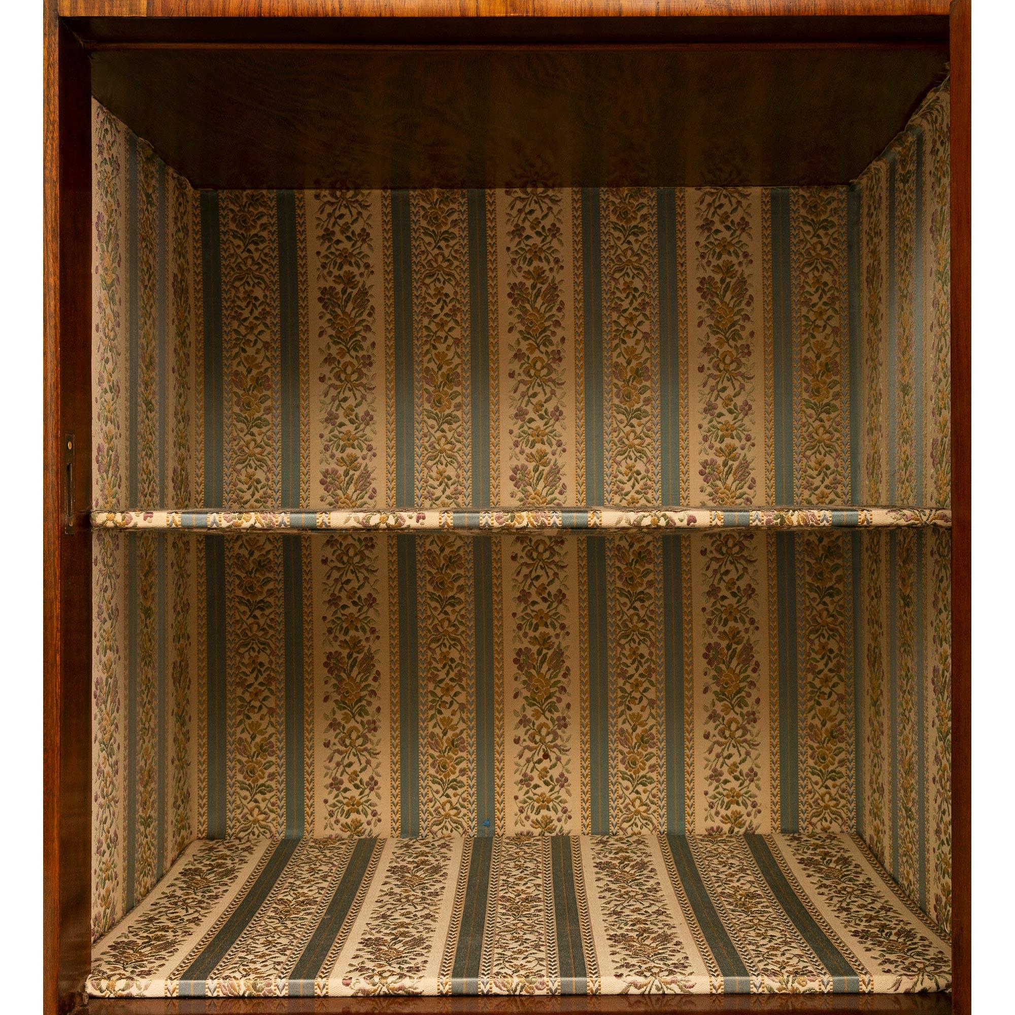 Cabinet français du XIXe siècle de style Louis XVI en bois de tulipier, bois de roi et marbre en vente 2