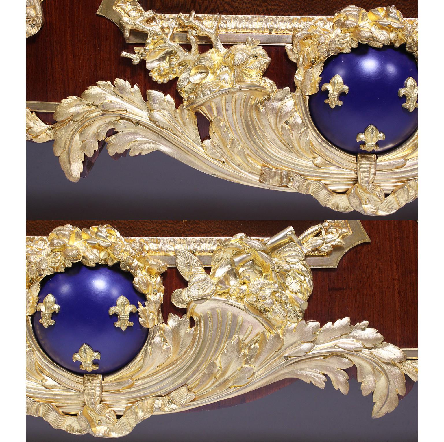 Palastartige französische Kommode im Louis-XVI.-Stil mit Intarsien und Wappen aus vergoldeter Bronze im Angebot 8