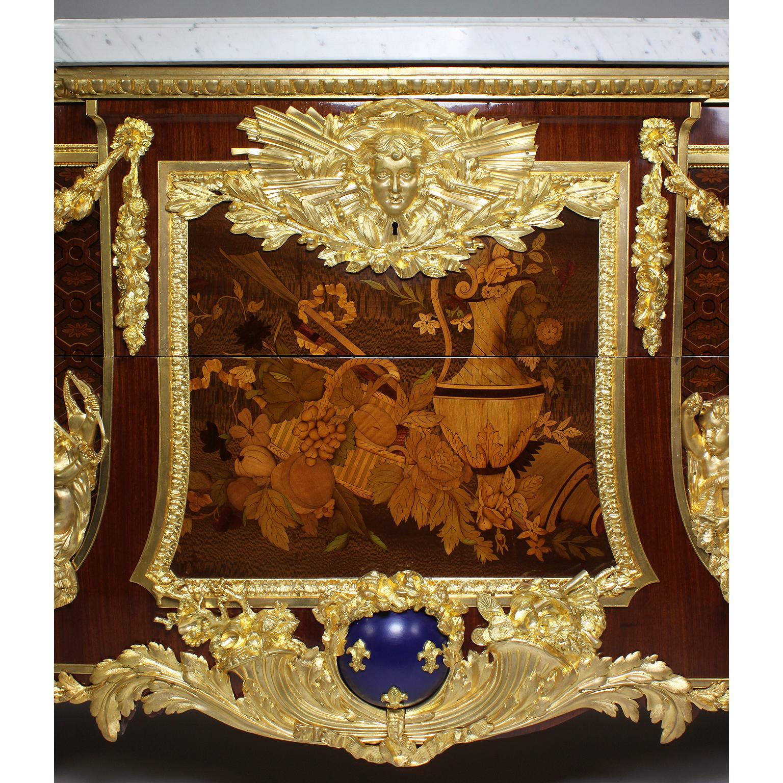 Palastartige französische Kommode im Louis-XVI.-Stil mit Intarsien und Wappen aus vergoldeter Bronze (Louis XVI.) im Angebot