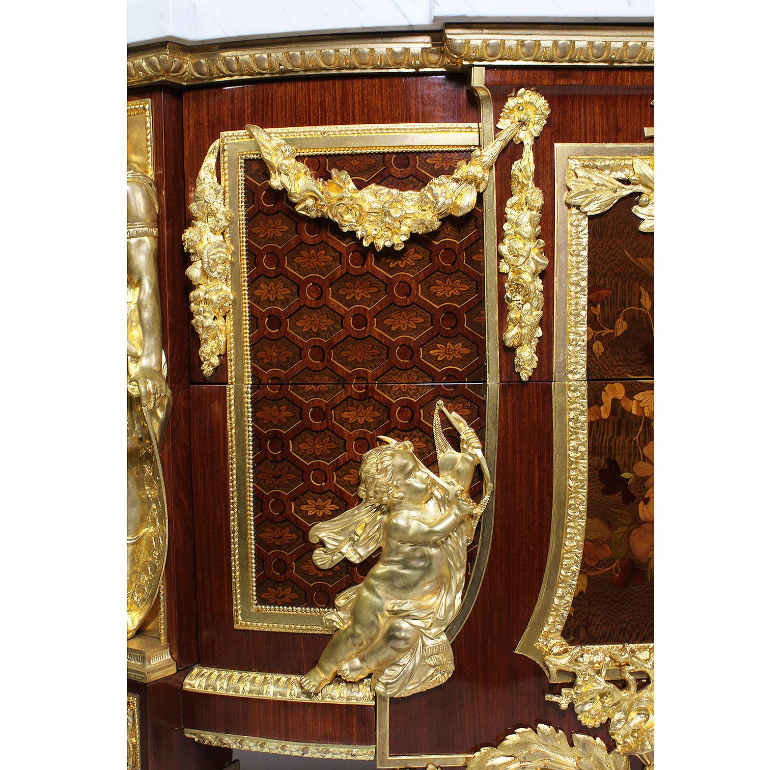 Palastartige französische Kommode im Louis-XVI.-Stil mit Intarsien und Wappen aus vergoldeter Bronze (Vergoldet) im Angebot