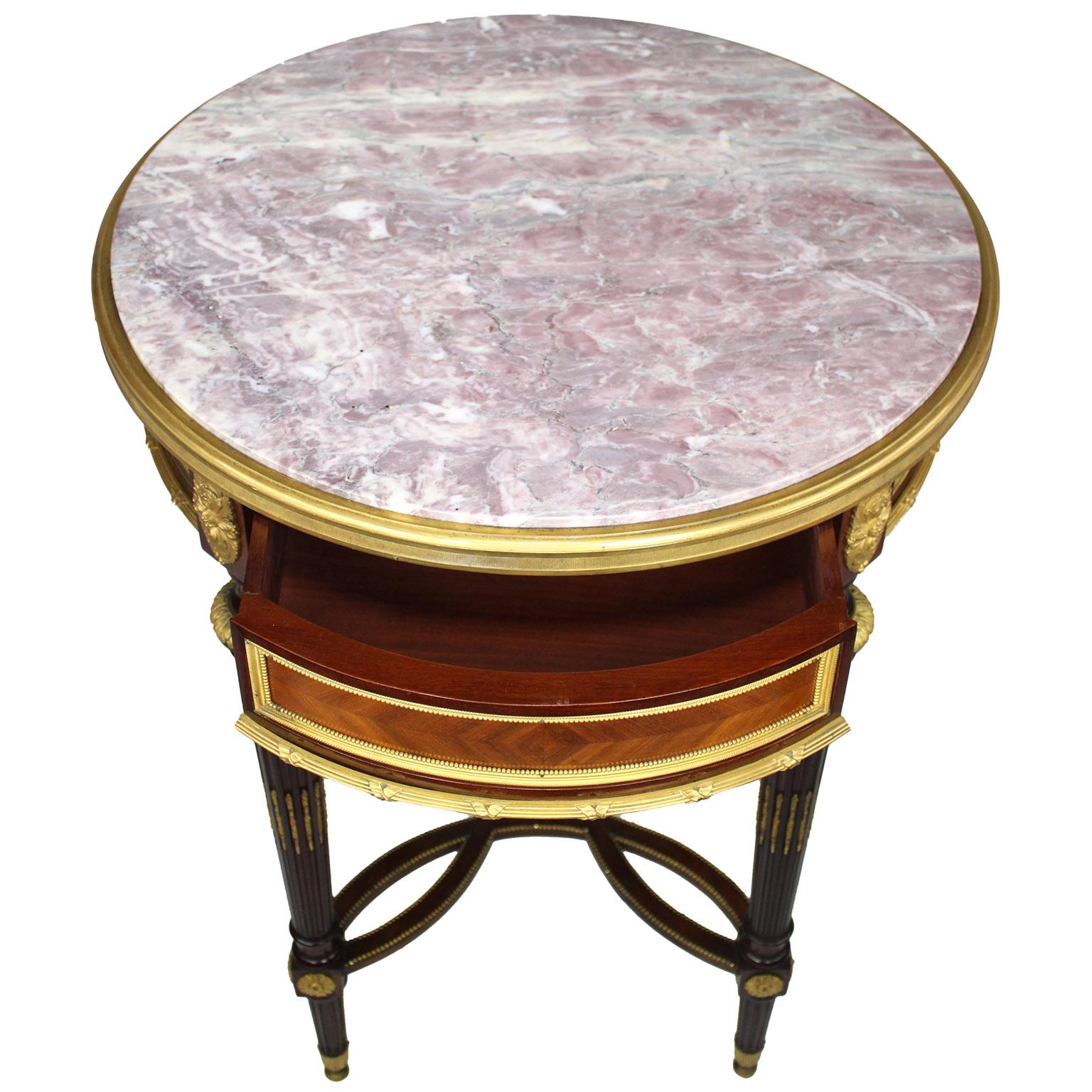 Français Table d'appoint française du XIXe siècle de style Louis XVI en bronze doré et acajou, Attr. Dasson en vente
