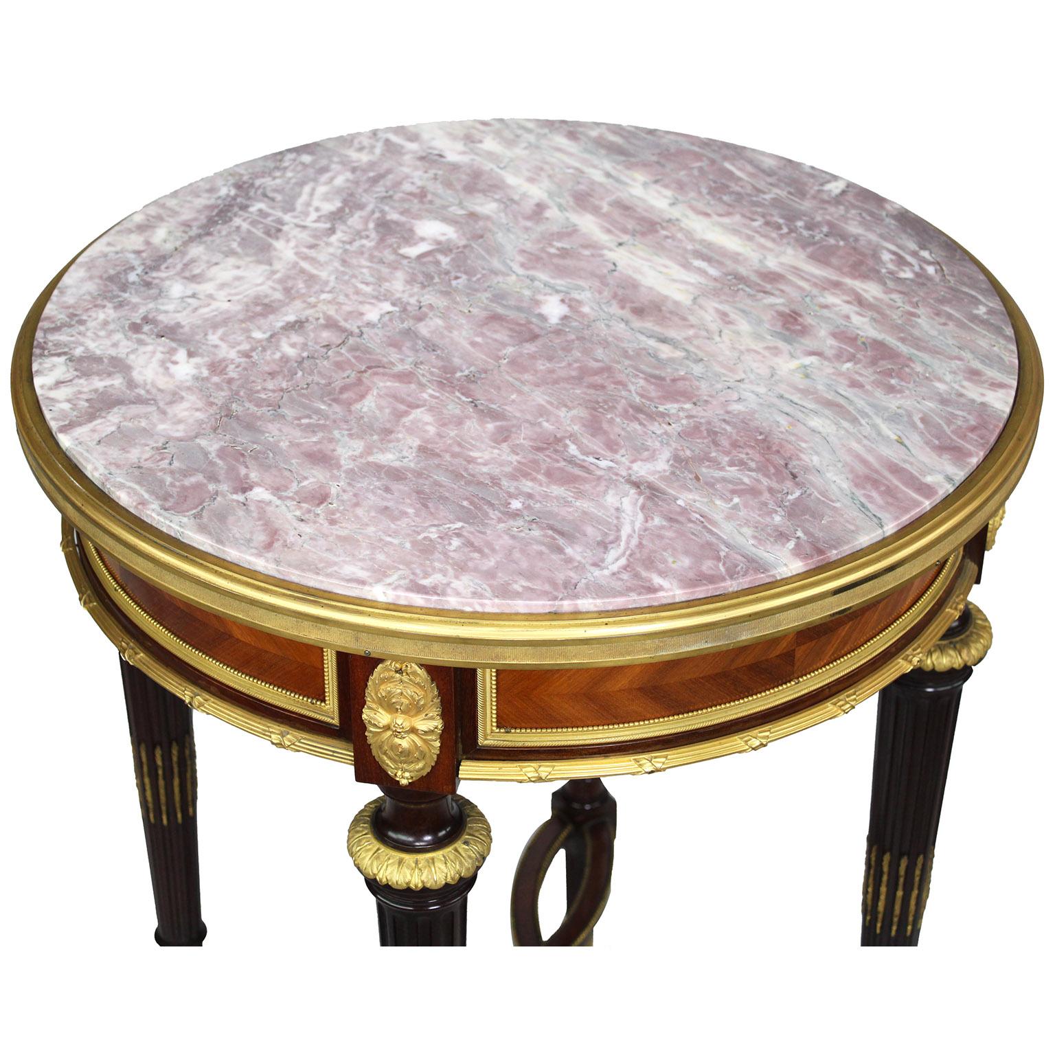 Doré Table d'appoint française du XIXe siècle de style Louis XVI en bronze doré et acajou, Attr. Dasson en vente