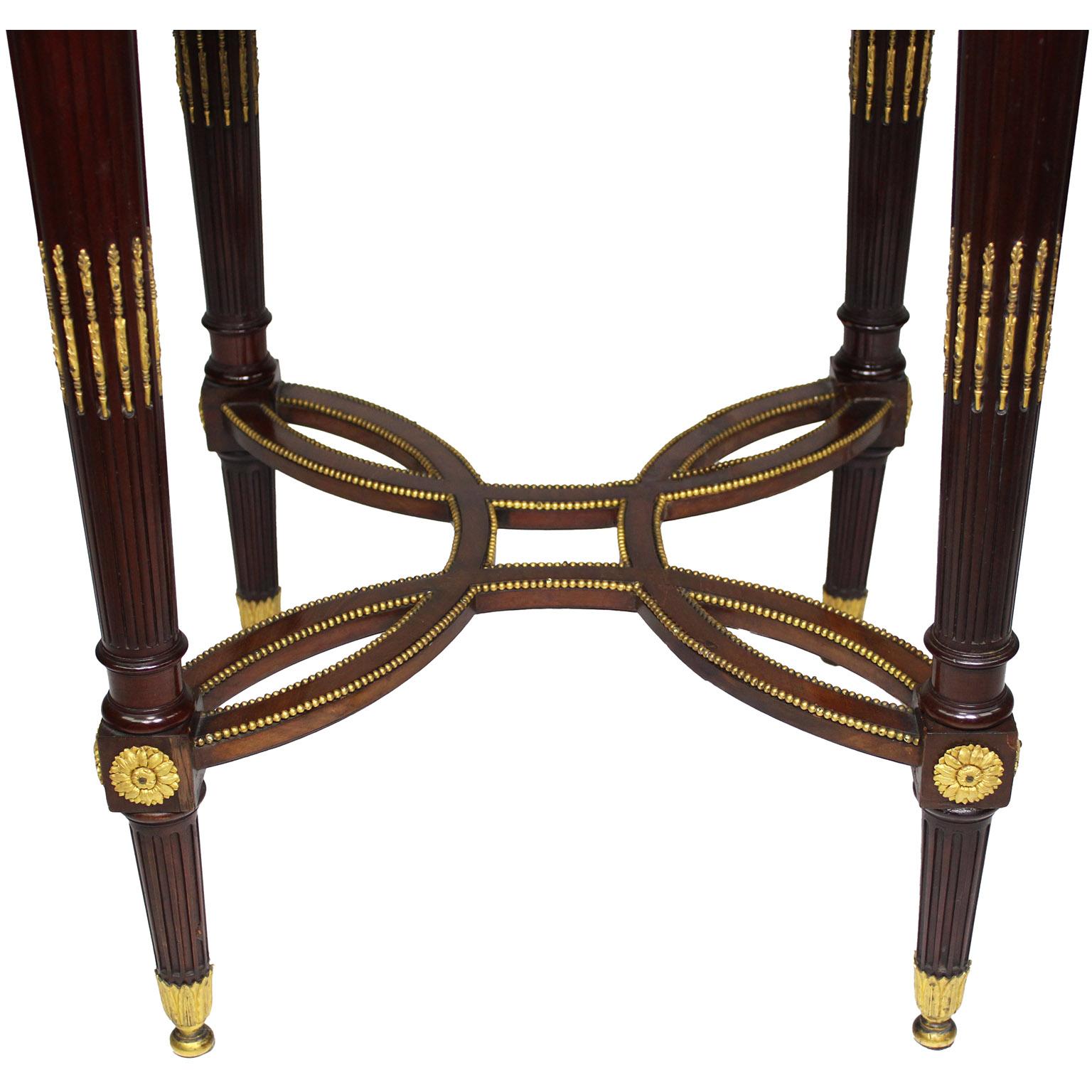 Table d'appoint française du XIXe siècle de style Louis XVI en bronze doré et acajou, Attr. Dasson en vente 1