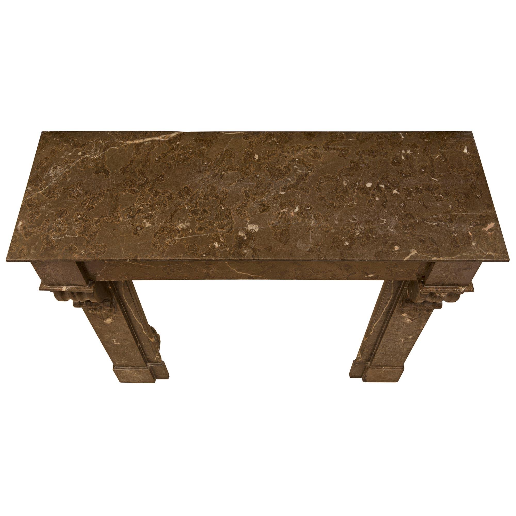 Un bellissimo caminetto francese in marmo del XIX secolo. La cappa è sollevata da eleganti stipiti con supporti finemente screziati e angoli scanalati più decorativi. Il grembiule dritto è affiancato da belle riserve a blocco con una bella fascia