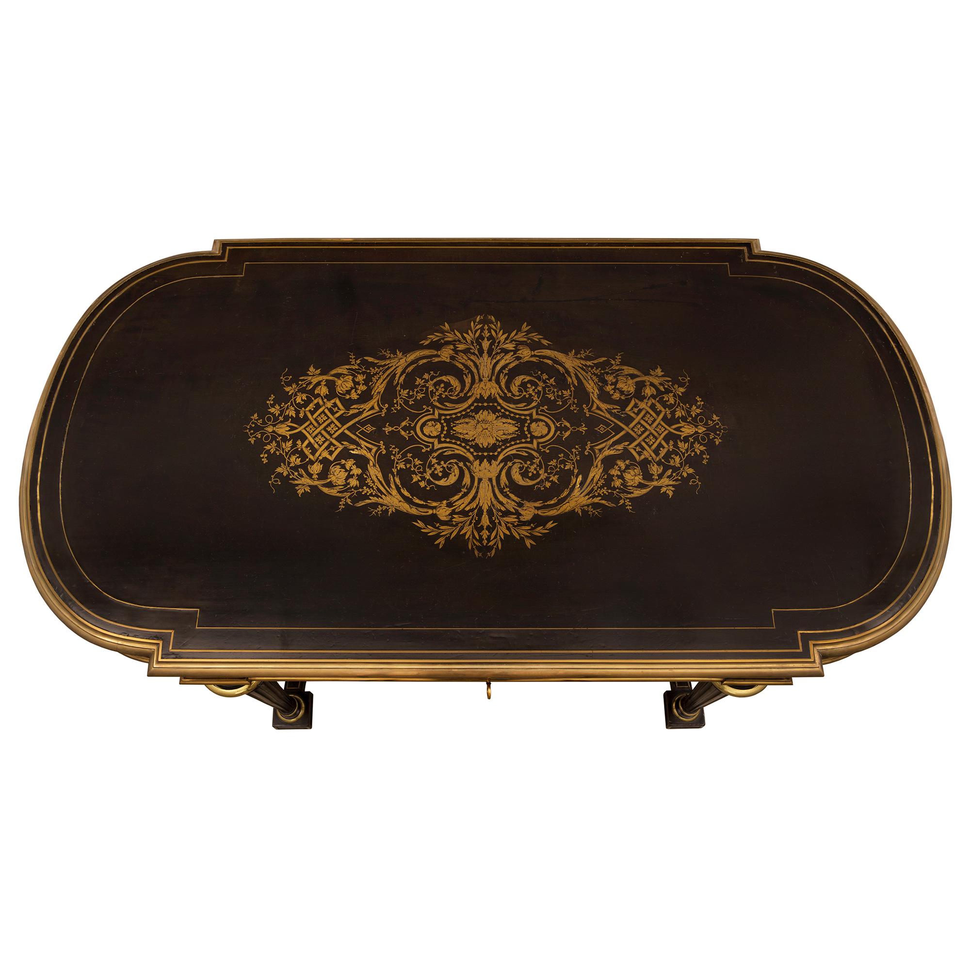 Ein außergewöhnlicher französischer Schreibtisch mit Intarsien aus Ebenholz und Messing aus der Zeit Napoleons III. des 19. Der ovale Schreibtisch steht auf eleganten, schlanken, kreisförmig verjüngten, kannelierten Beinen mit feinen, ormolierten