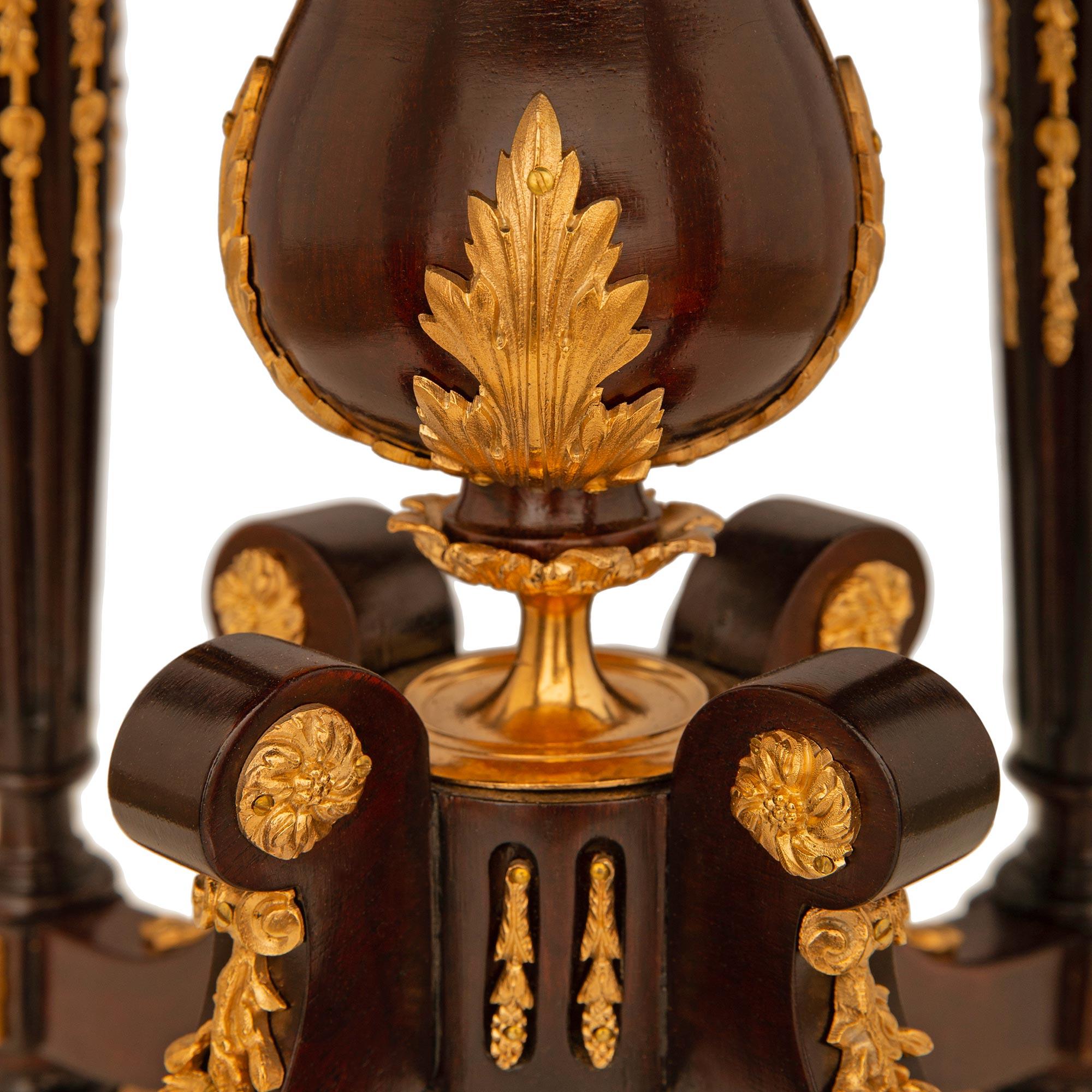 Porcelaine Banc de vanité/piano d'époque Louis XVI du 19ème siècle d'après Napoléon III en vente