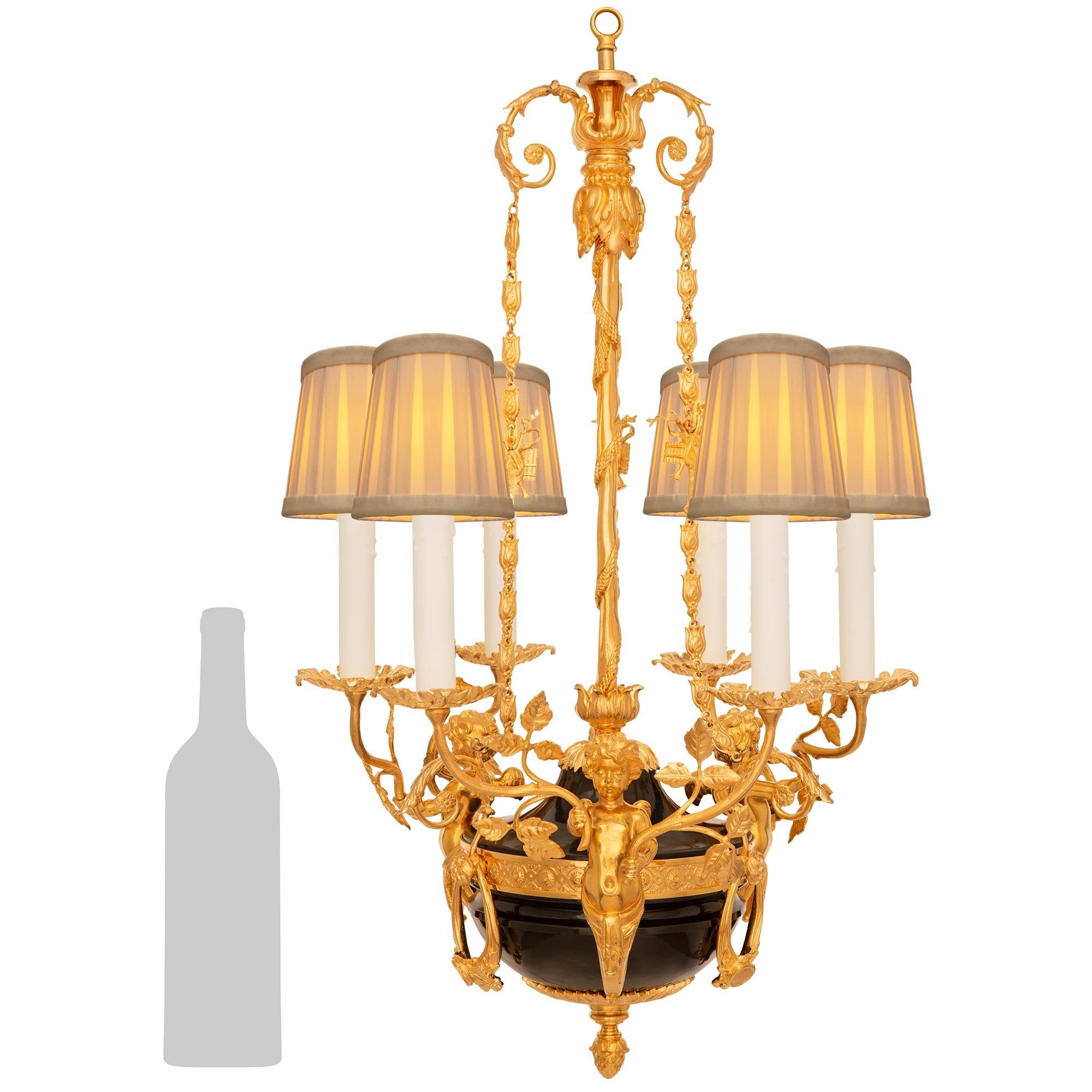 Un attraente ed elegante lampadario francese del XIX secolo in stile neoclassico. Belle Époque, lampadario in bronzo smaltato e Ormolu. Questo imponente lampadario a sei luci è centrato da una ghianda Ormolu attaccata a una montatura a raggiera che