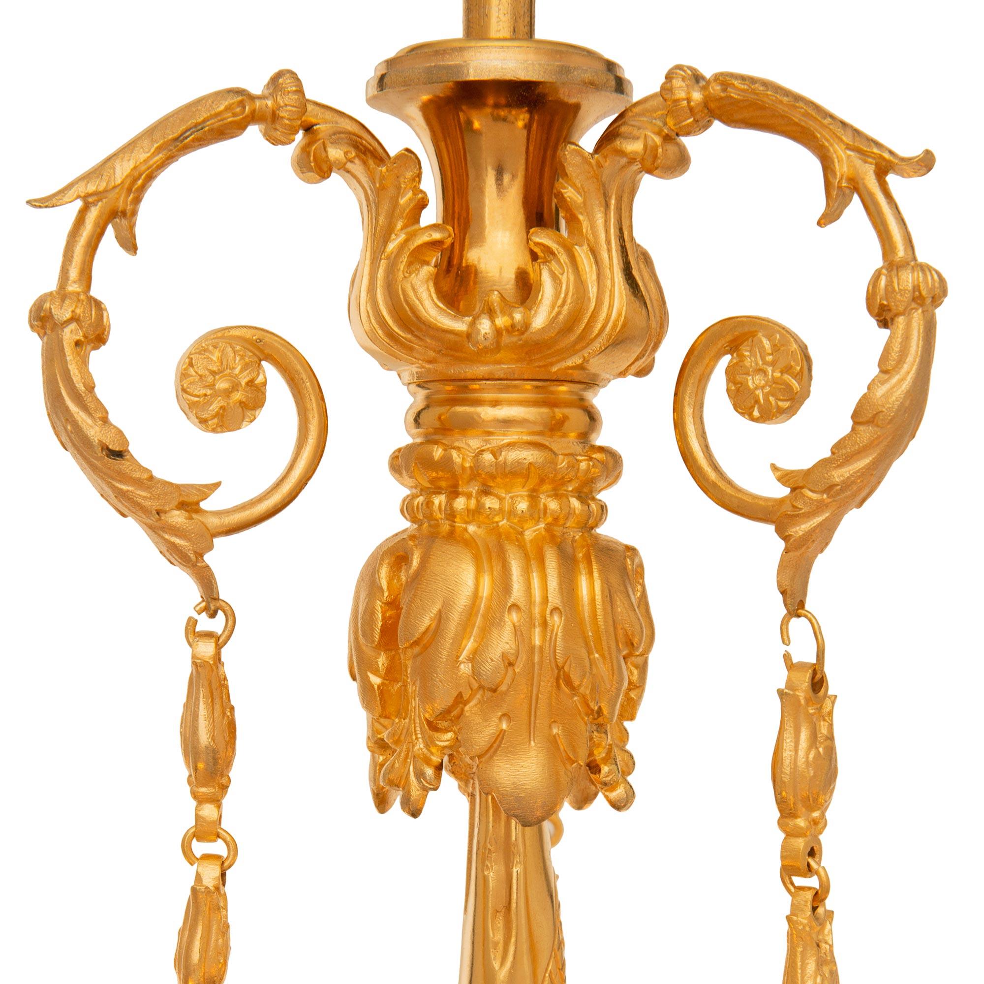 Francese Lampadario francese del XIX secolo in stile neoclassico della Belle Époque in ormolu in vendita
