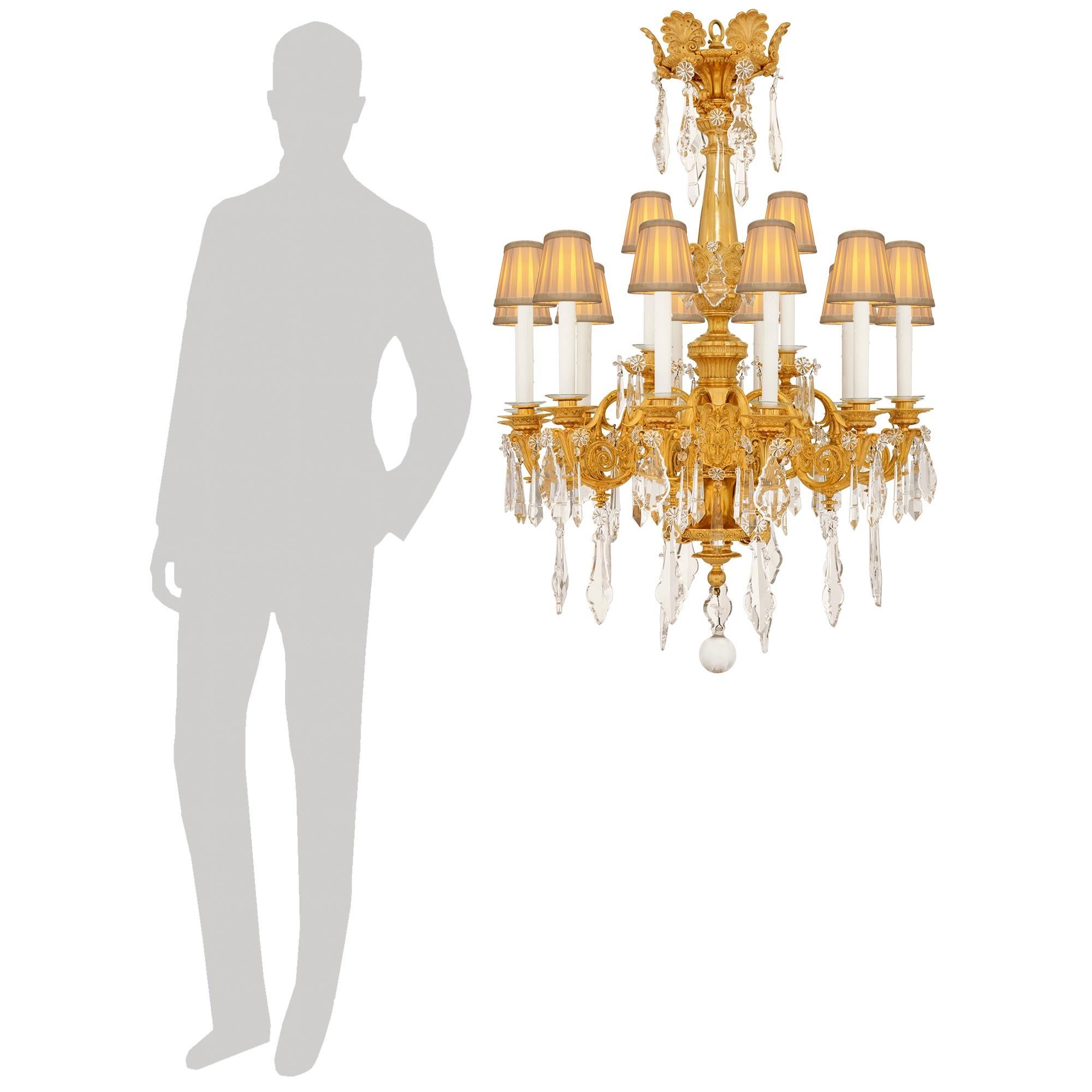 Ein atemberaubender und beeindruckender französischer neoklassischer Kronleuchter aus dem 19. Ormolu und Baccarat Kristall-Kronleuchter. Dieser außergewöhnliche fünfzehnarmige Kronleuchter wird unten von einer eleganten Kugel aus massivem