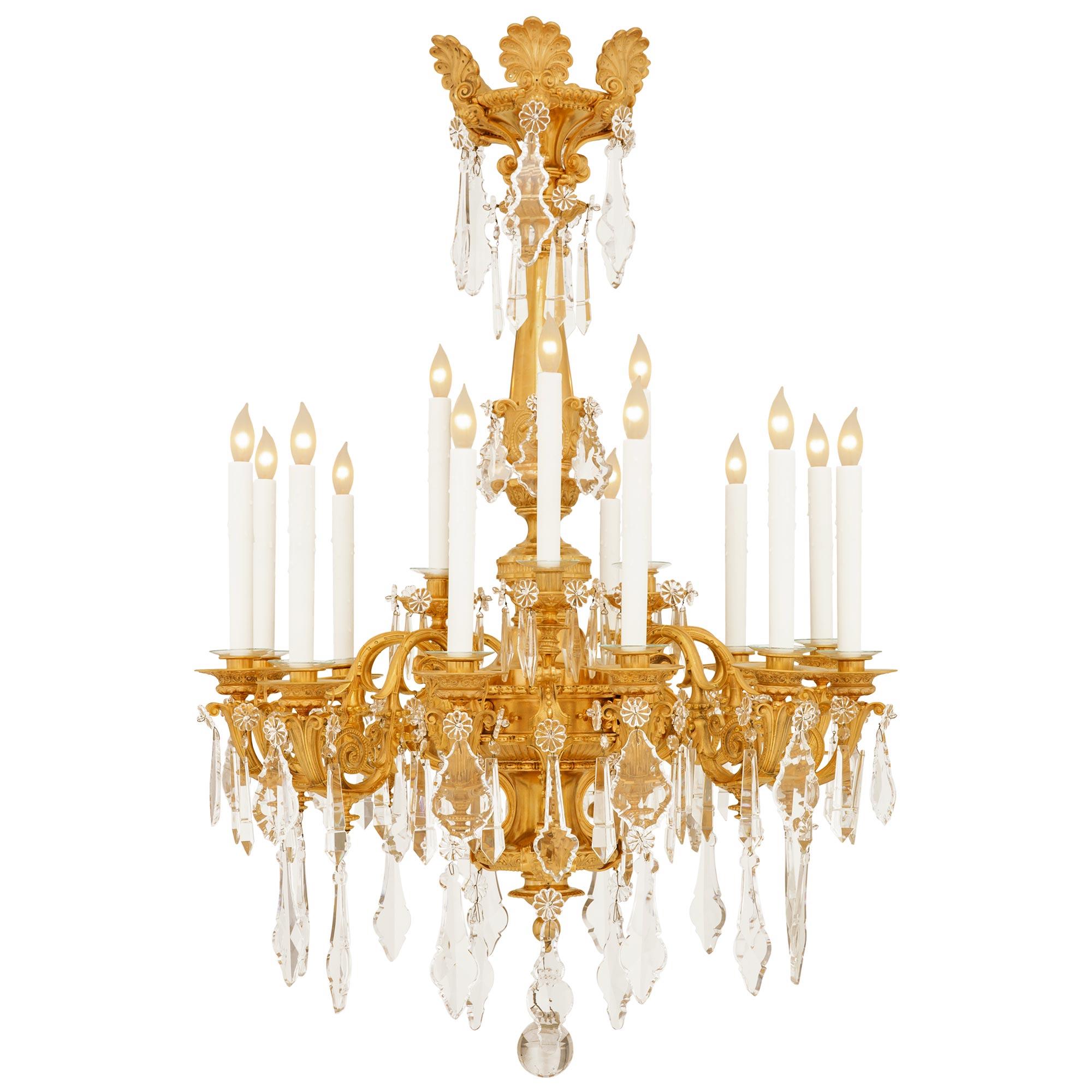 Ein französischer neoklassischer Kronleuchter aus dem 19. Ormolu und Baccarat Kristall Kronleuchter (Neoklassisch) im Angebot