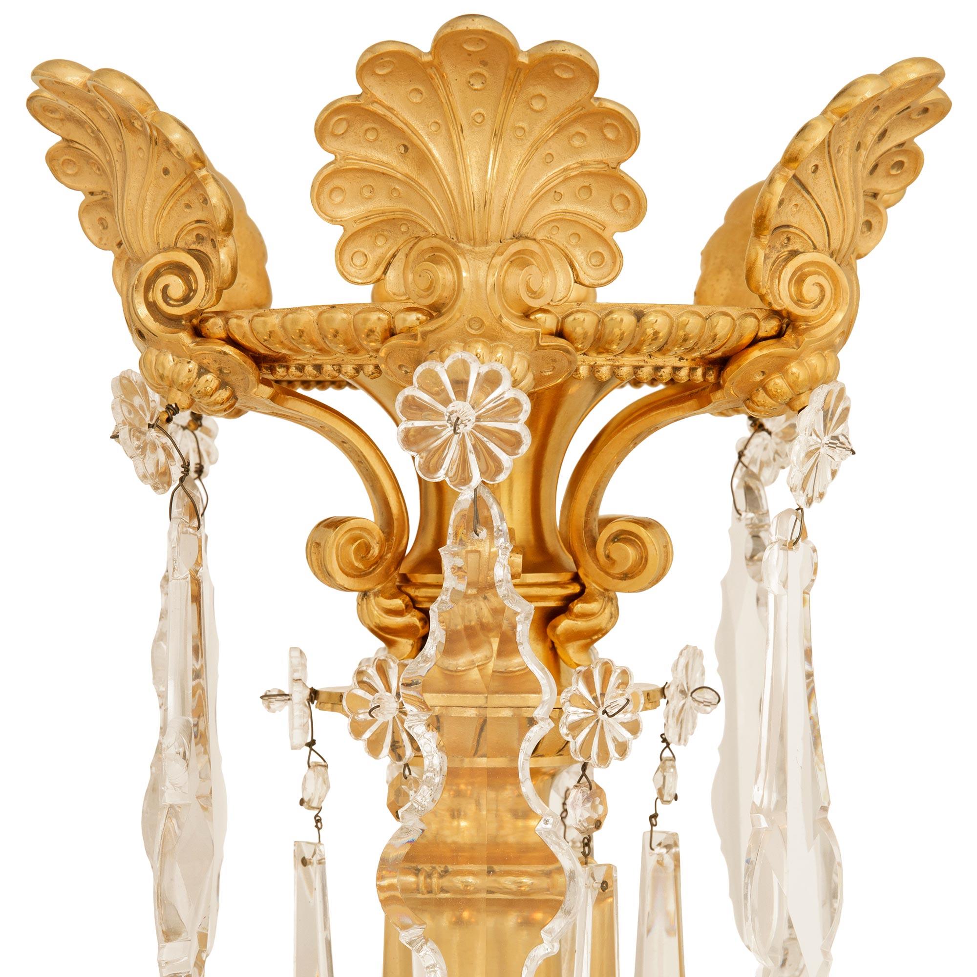 Ein französischer neoklassischer Kronleuchter aus dem 19. Ormolu und Baccarat Kristall Kronleuchter (Französisch) im Angebot