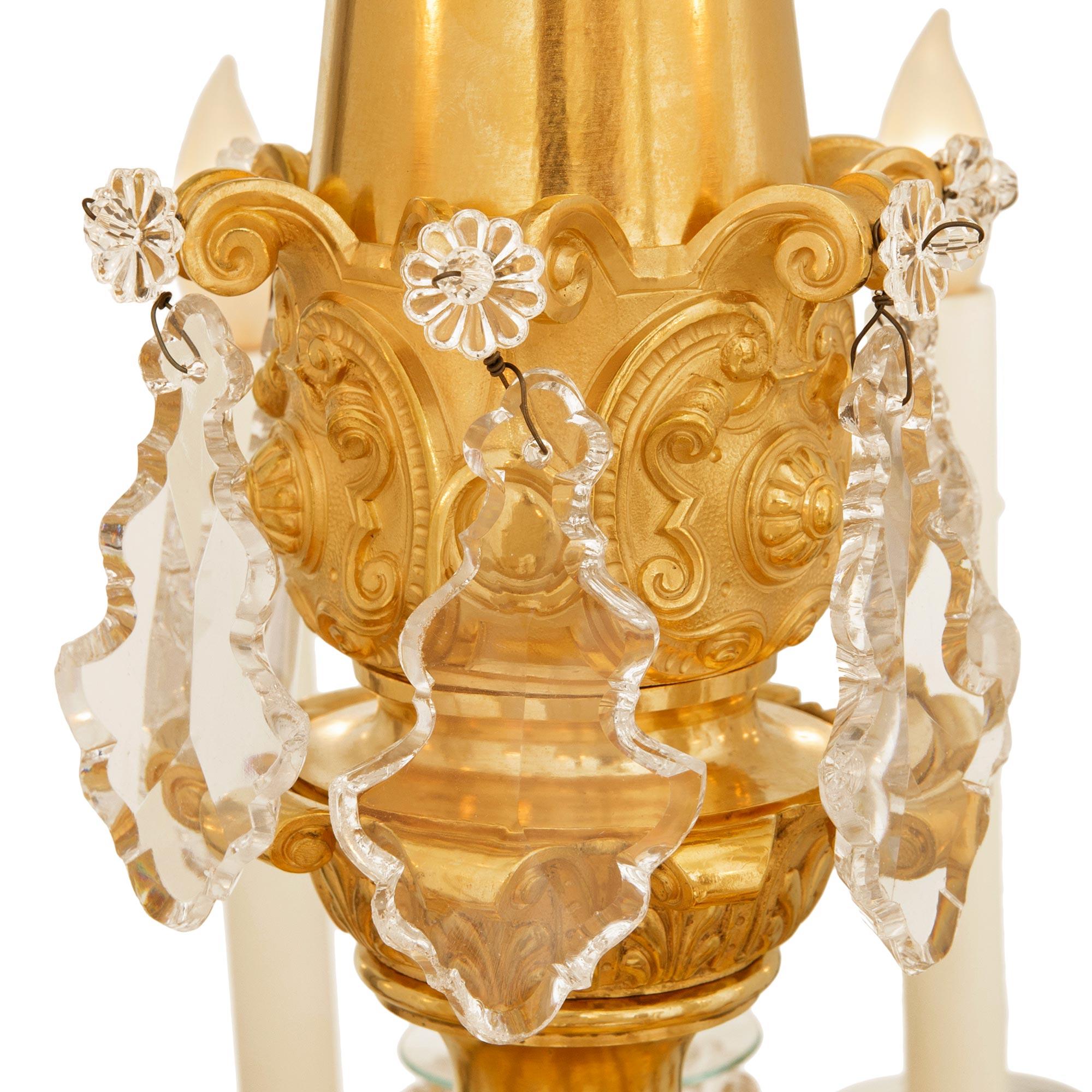 Ein französischer neoklassischer Kronleuchter aus dem 19. Ormolu und Baccarat Kristall Kronleuchter im Zustand „Gut“ im Angebot in West Palm Beach, FL