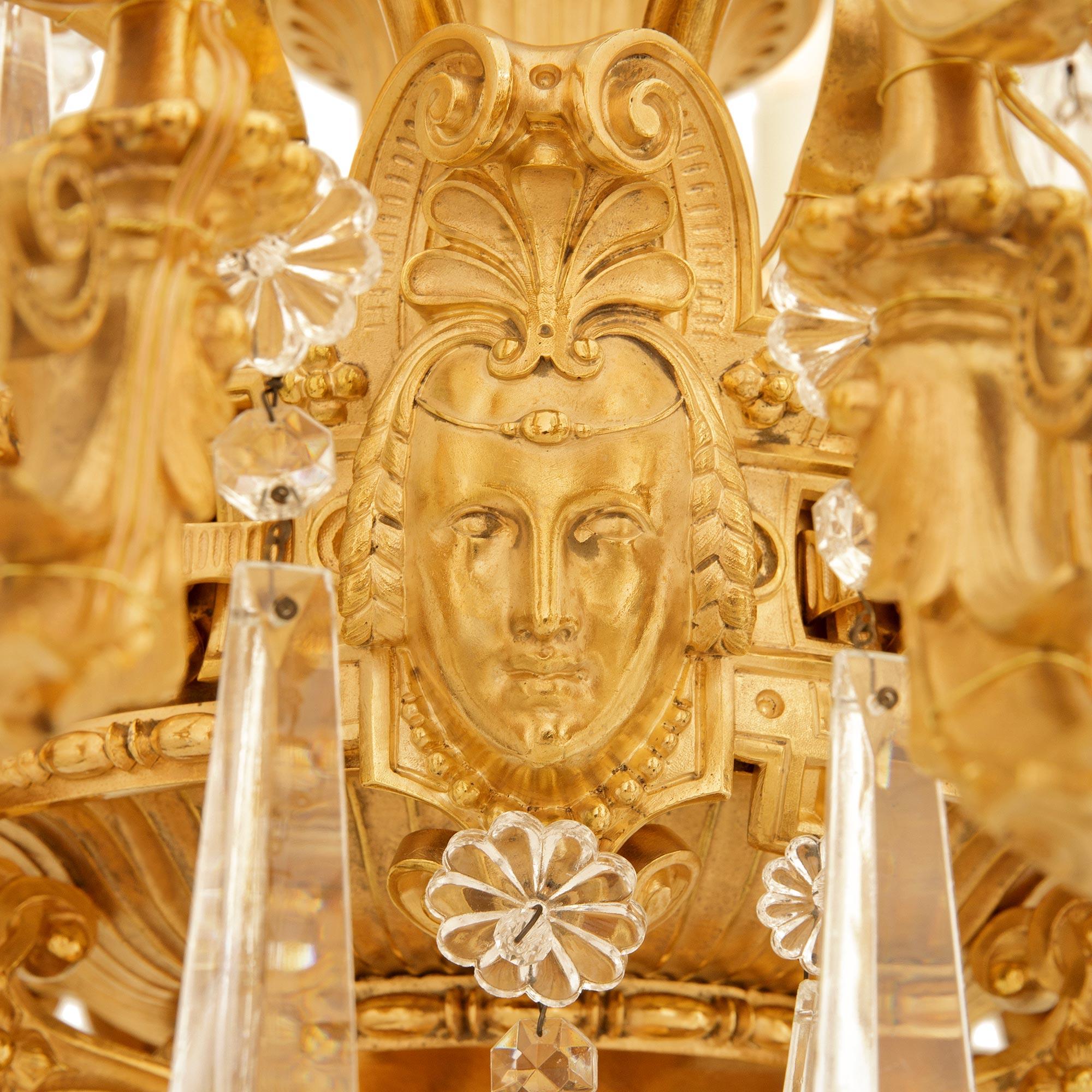 Ein französischer neoklassischer Kronleuchter aus dem 19. Ormolu und Baccarat Kristall Kronleuchter (19. Jahrhundert) im Angebot