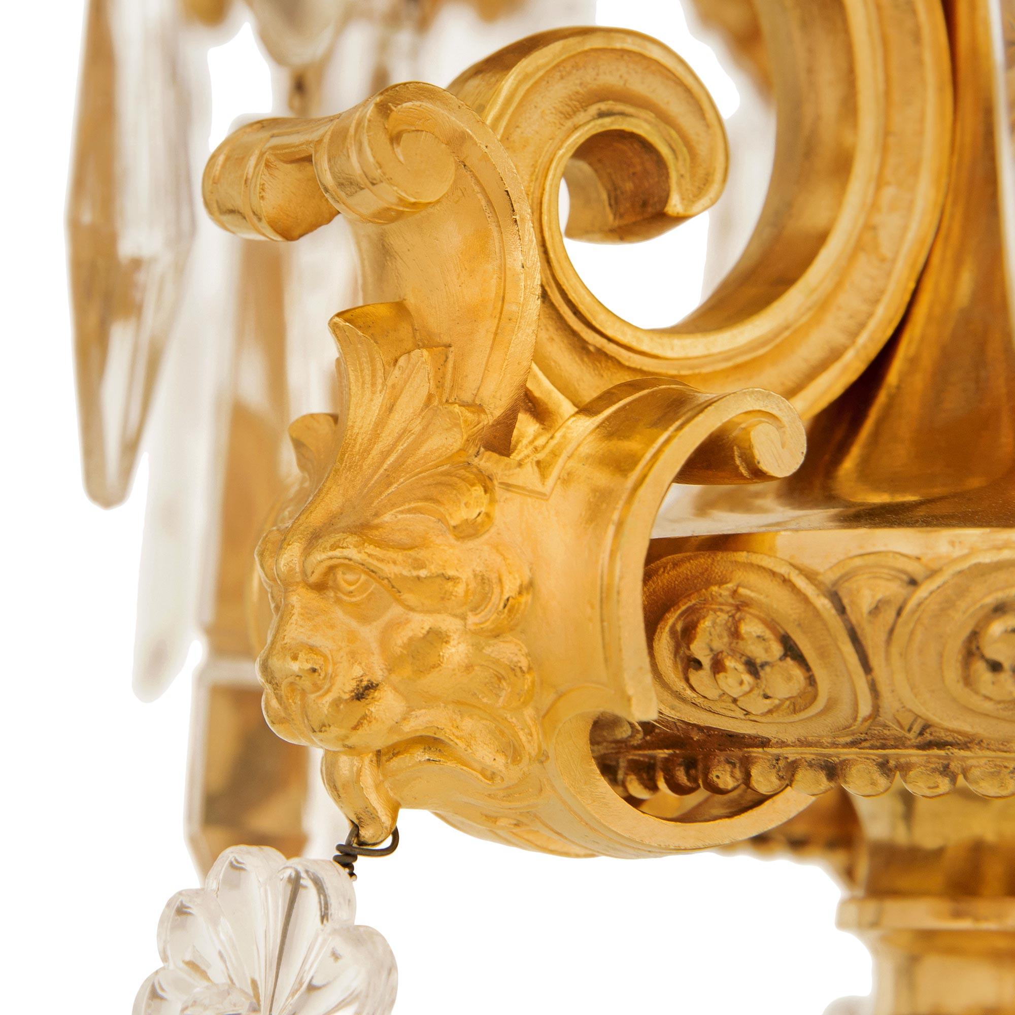 Ein französischer neoklassischer Kronleuchter aus dem 19. Ormolu und Baccarat Kristall Kronleuchter im Angebot 1